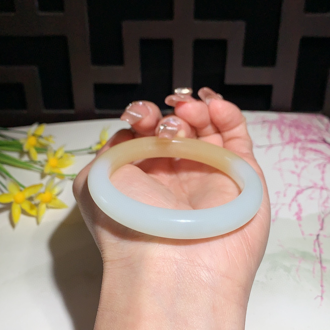 和田玉52圈口且末糖手镯！玉质细腻油润 底色纯净 无纹裂 脂粉好，品质高。