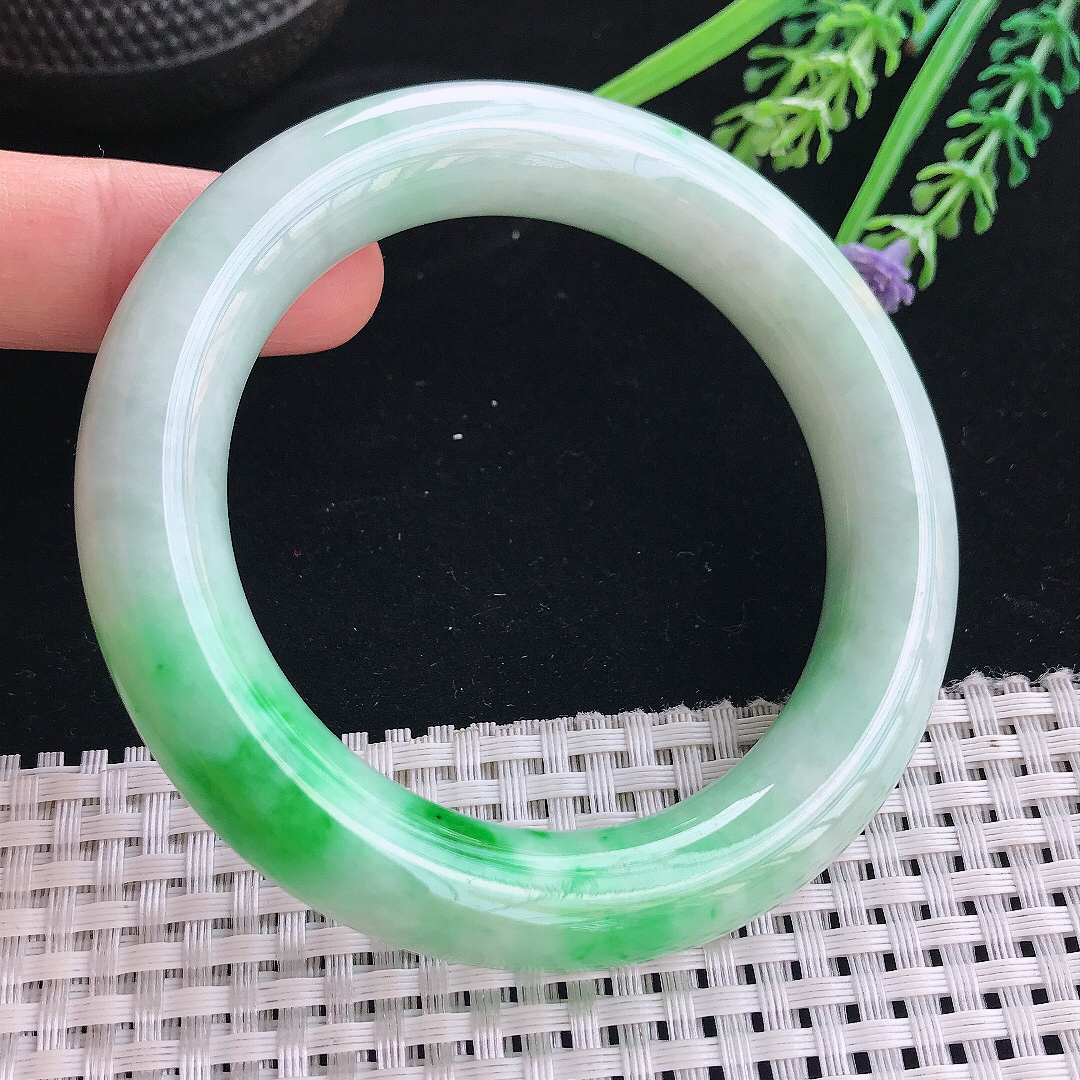 实拍天然翡翠56.5/12.9/12老坑精美飘阳绿圆条手镯翡翠玉镯手环