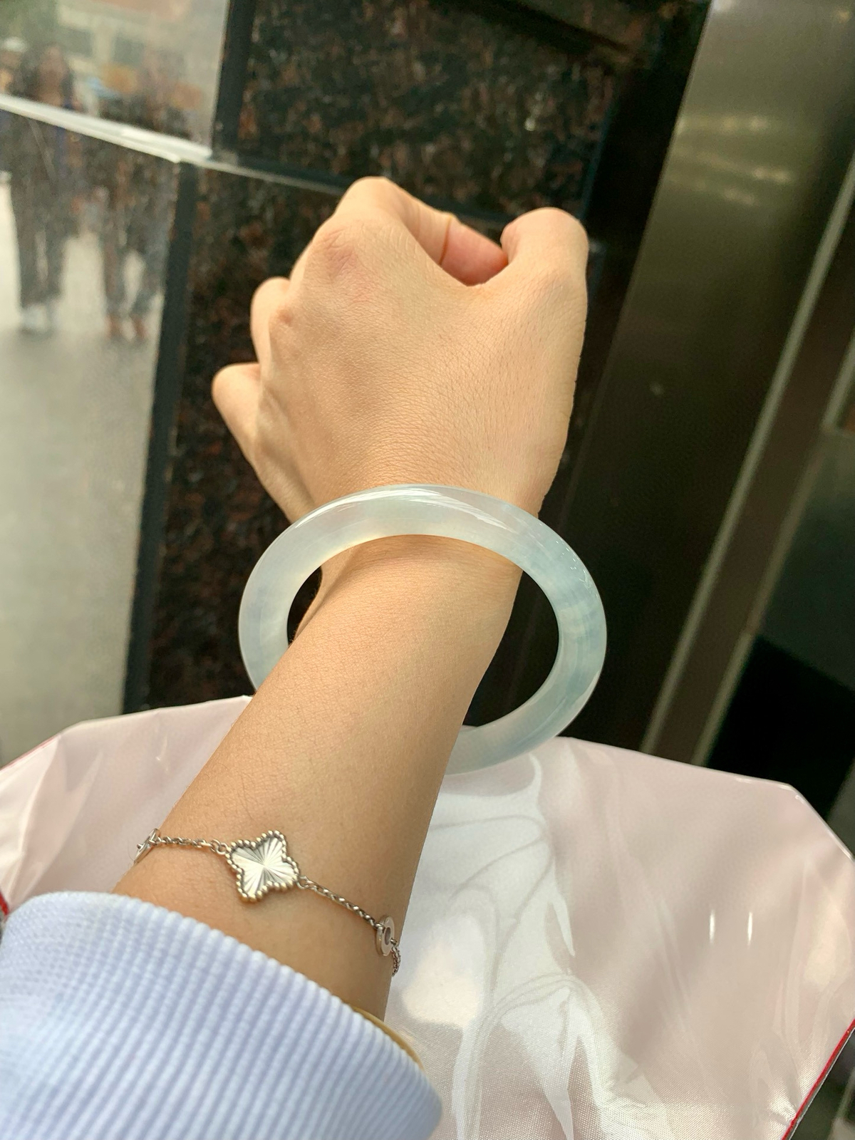 冰蓝圆条
55.2-9.1-9.1
打灯细纹，底妆冰润细腻，千变万化的冰晴蓝底色，拥有海的颜色，却散发着星空的光芒，这是一只来自冰川蓝的清冷气质仙女镯。