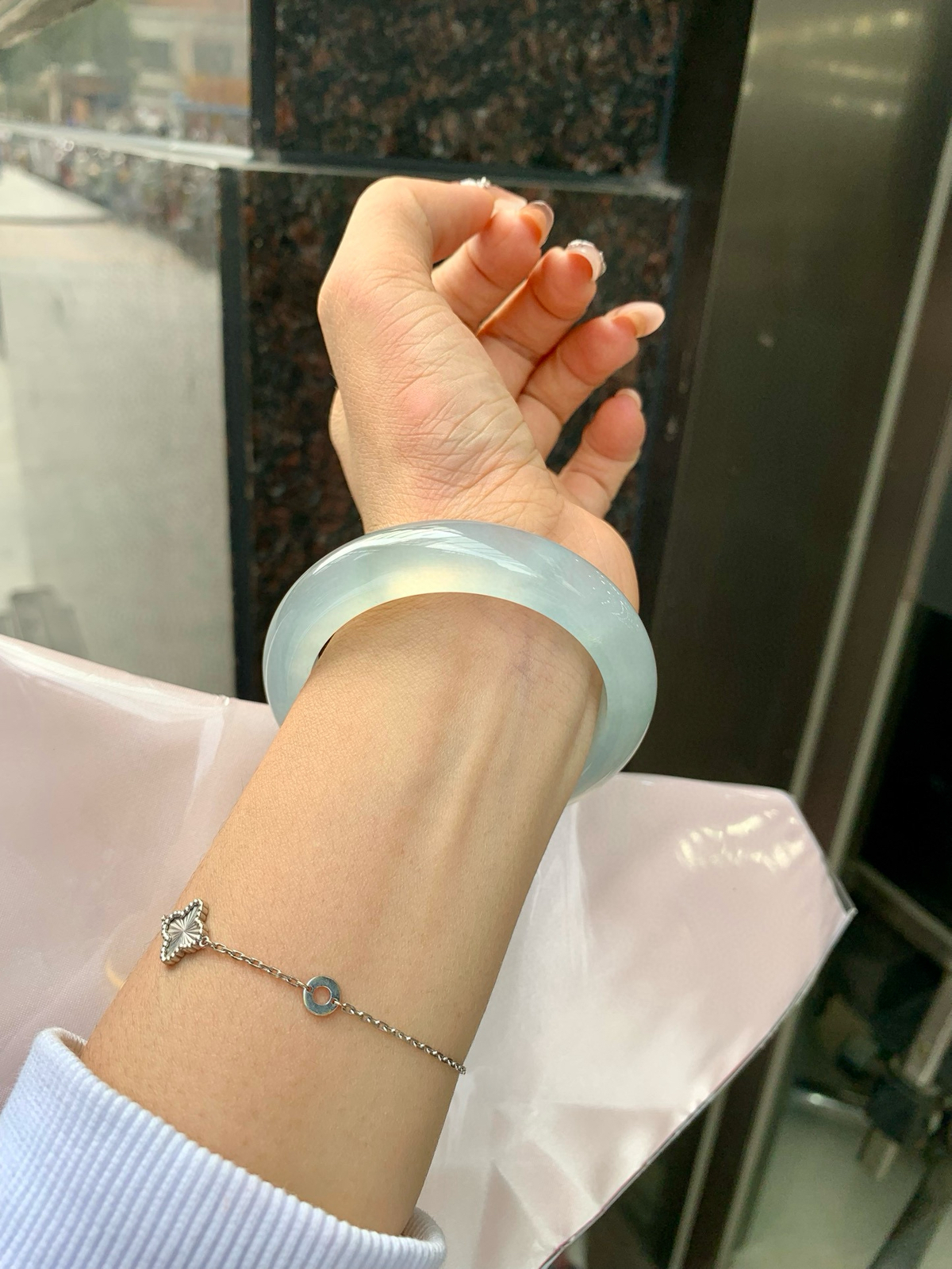 冰蓝正圈
53.3-8.7-12.9
打灯小细纹，底妆冰润细腻，千变万化的冰晴蓝底色，拥有海的颜色，却散发着星空的光芒，这是一只来自冰川蓝的清冷气质仙女镯。