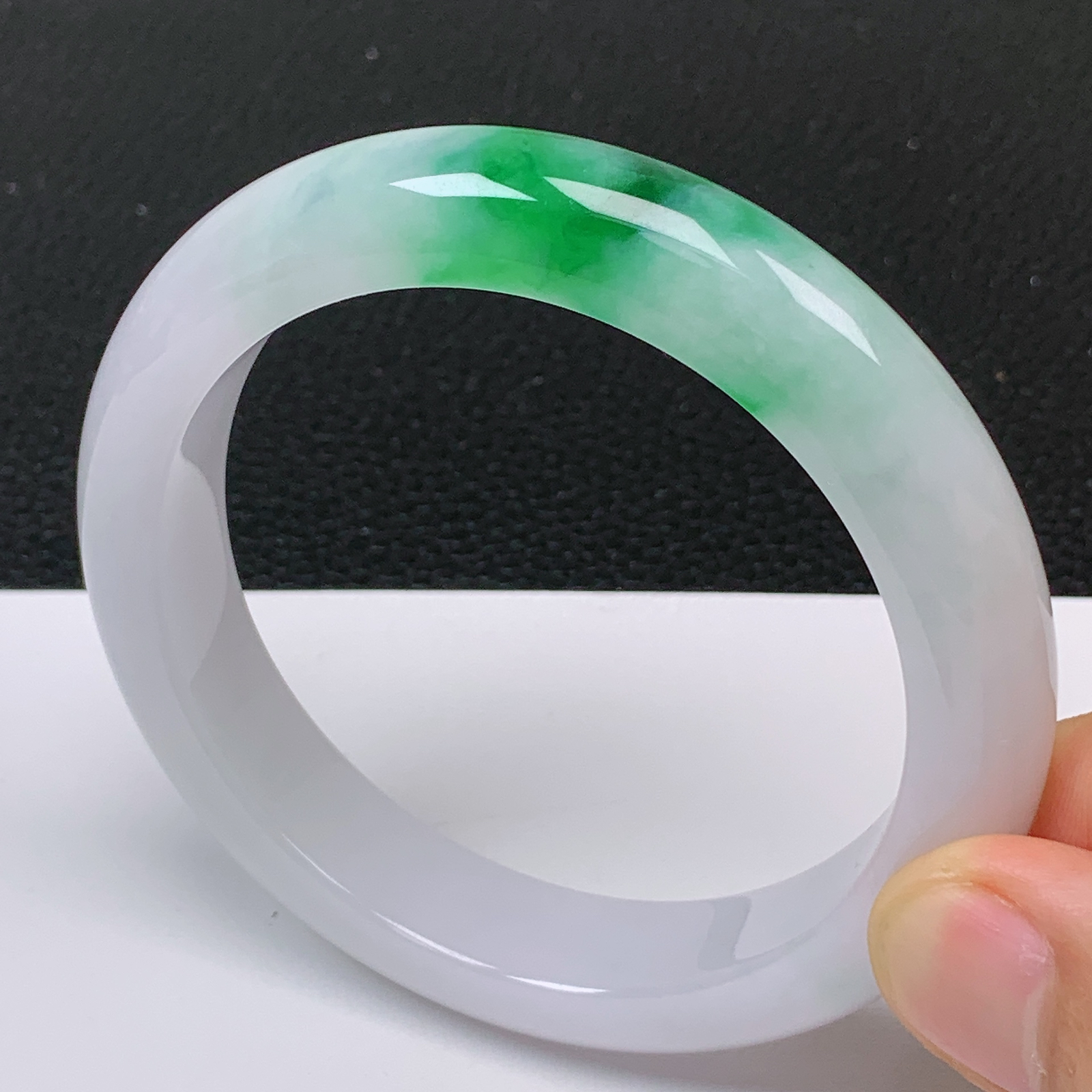 58～59圈口 缅甸翡翠A货老坑白底青飘阳绿手镯 尺寸58.2*12.8*9.1mm