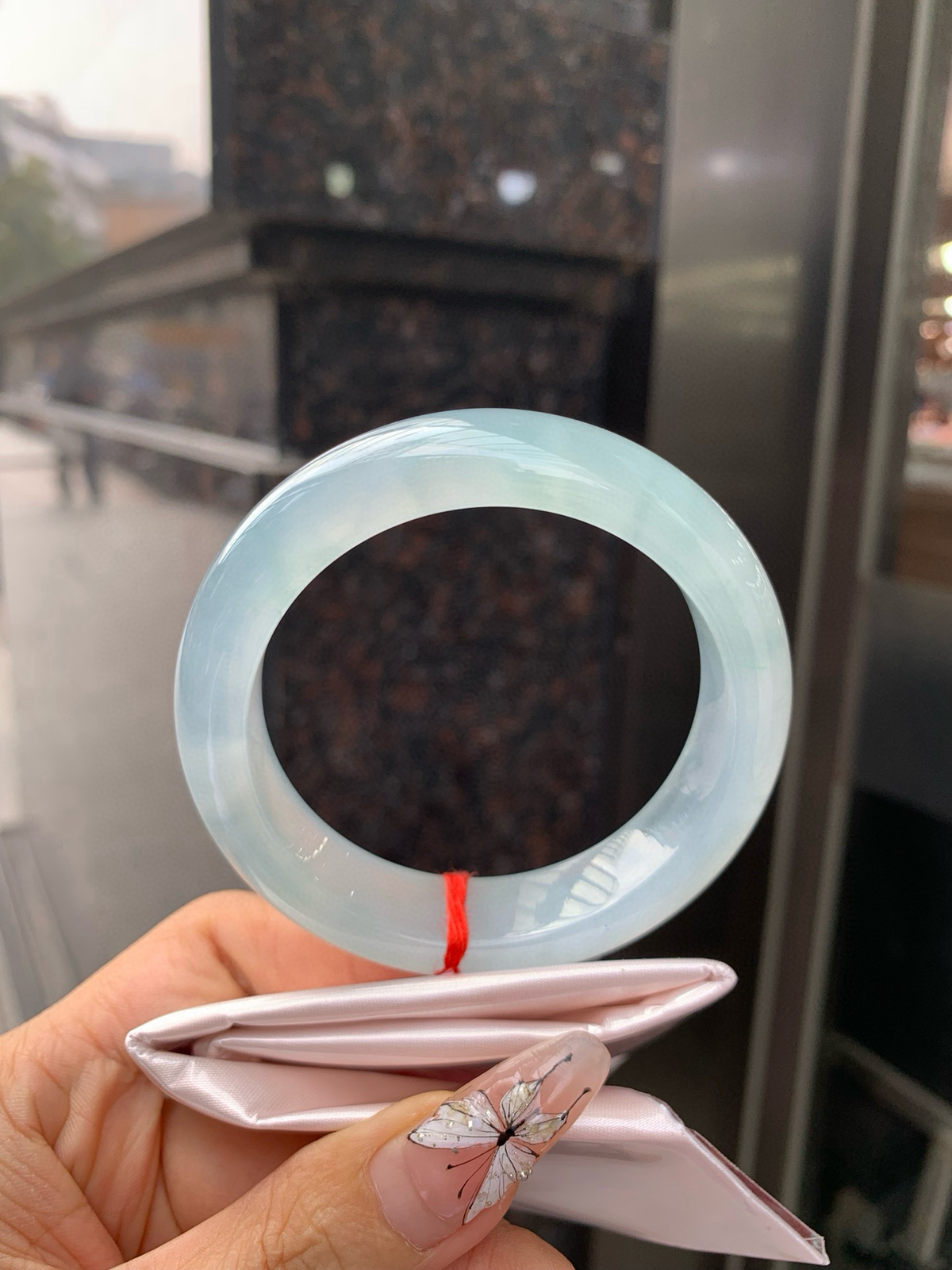 冰蓝宽版正圈
57-9.2-14.7
打灯多出细纹需要包容，底妆冰润细腻，千变万化的冰晴蓝底色，拥有海的颜色，却散发着星空的光芒，这是一只来自冰川蓝的清冷气质仙女镯。