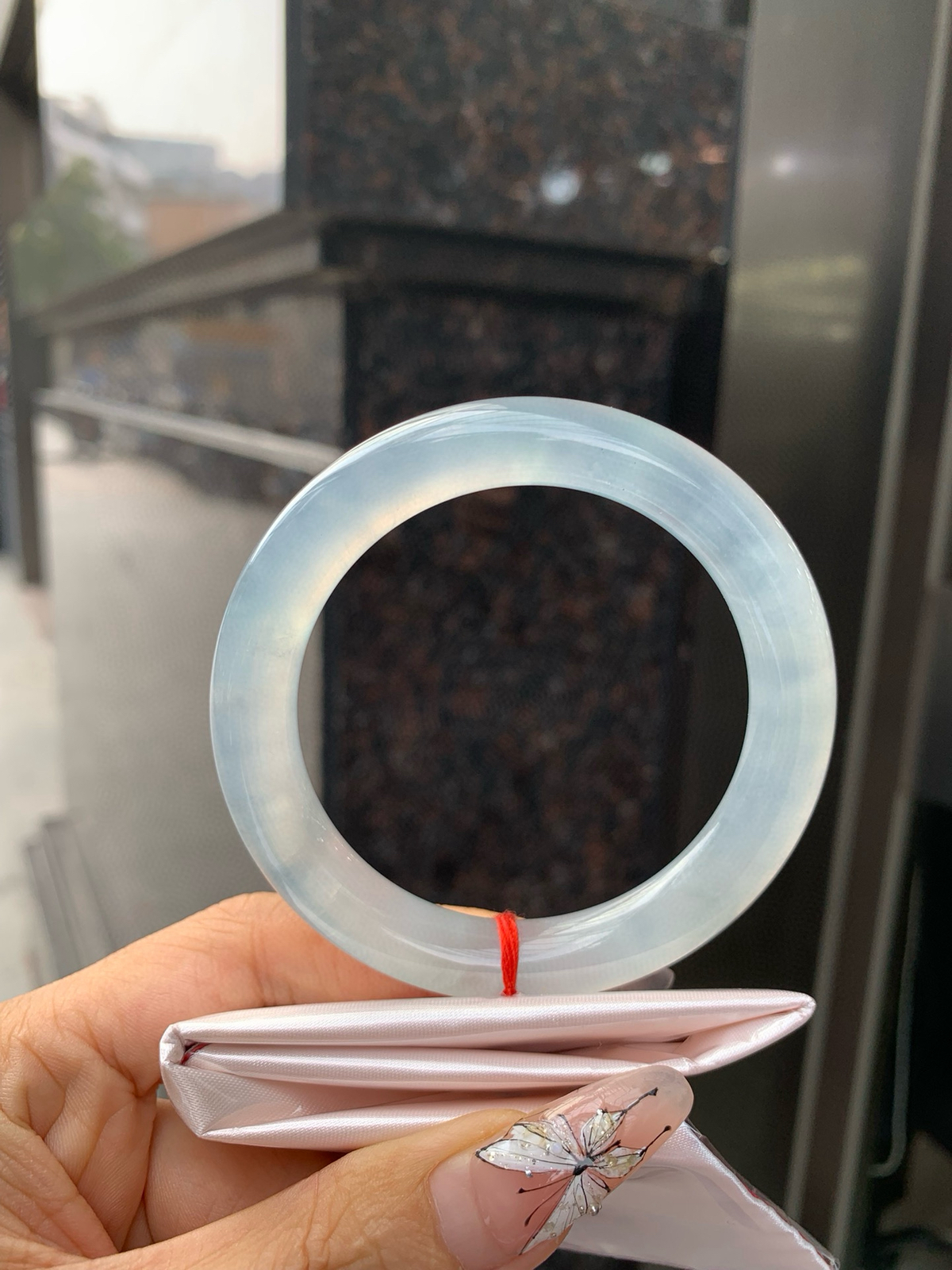 冰蓝圆条
55.5-9.7-9.9
打灯牛毛纹，底妆冰润细腻，千变万化的冰晴蓝底色，拥有海的颜色，却散发着星空的光芒，这是一只来自冰川蓝的清冷气质仙女镯。