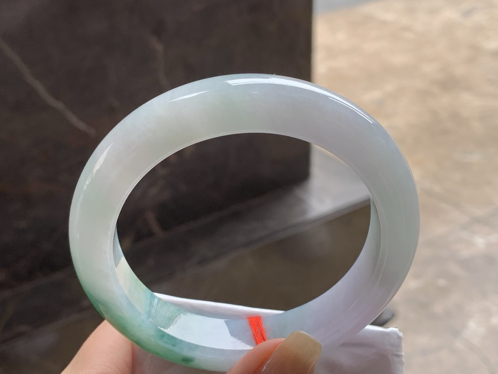 带色大圈手镯
颜色漂亮 64.7/14/10.8mm