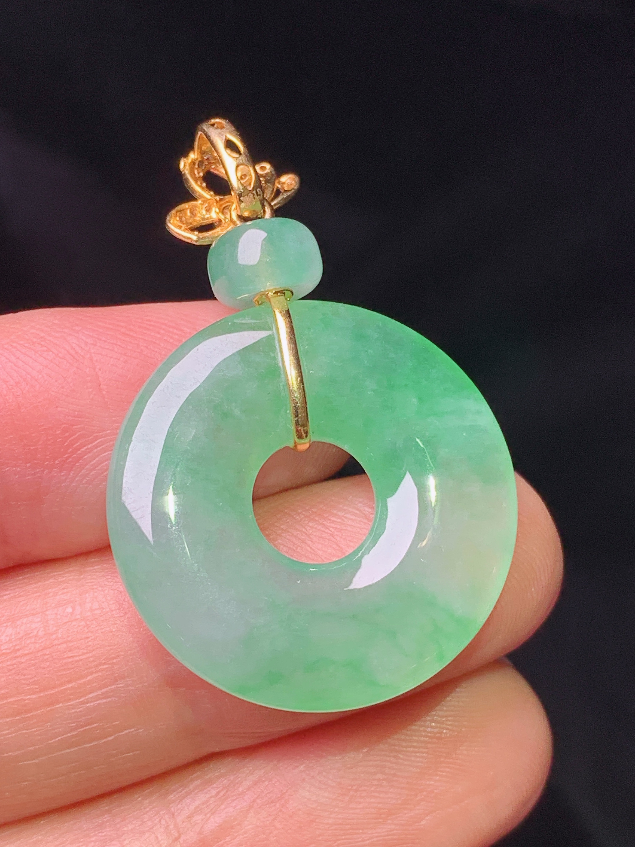 18k金钻镶嵌翠绿平安环吊坠 玉质细腻 色泽艳丽清新 水润亮眼 整体尺寸36.2*23.3*4