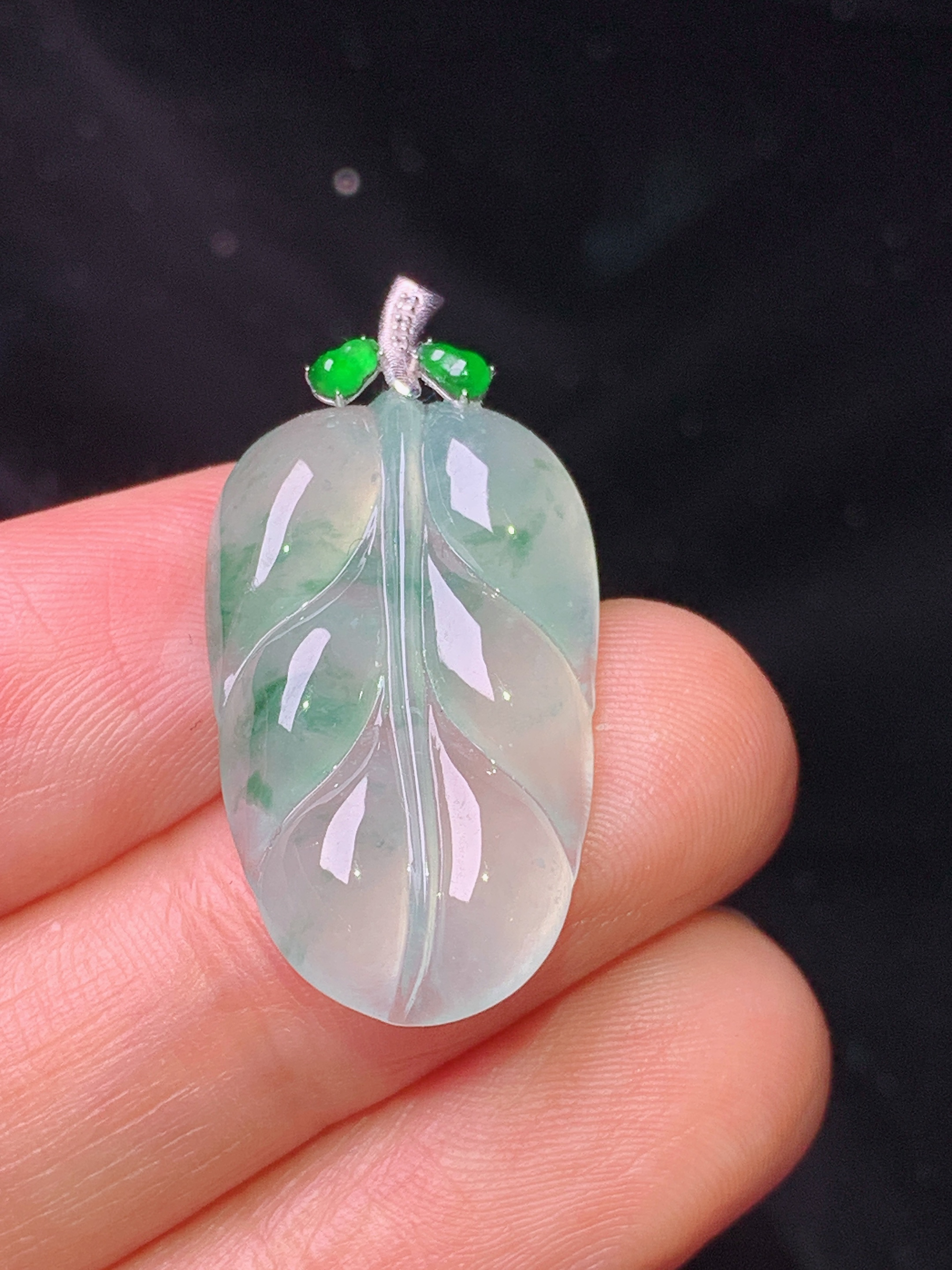 18k金钻镶嵌冰种飘绿树叶吊坠 玉质细腻 色泽艳丽清新 水润亮眼 整体尺寸30.3*15.1*4.5