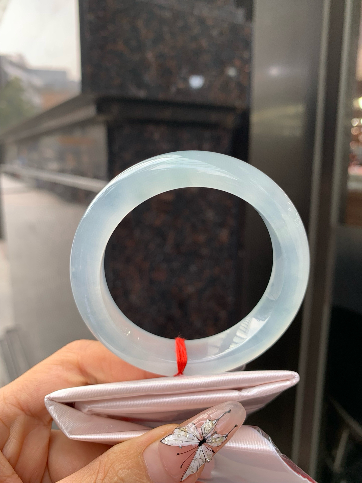 冰蓝正圈
53.3-8.7-12.9
打灯小细纹，底妆冰润细腻，千变万化的冰晴蓝底色，拥有海的颜色，