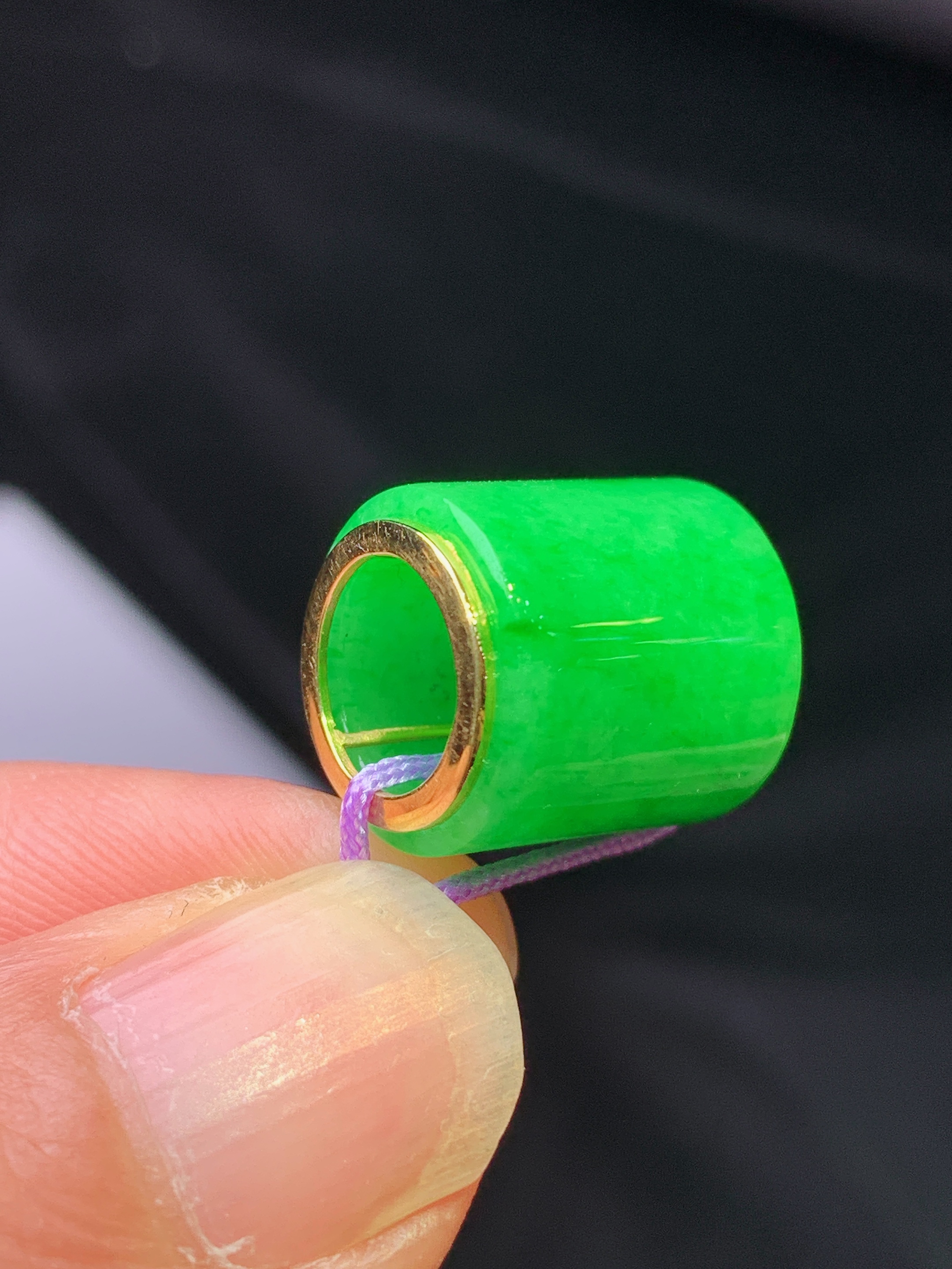 18k金镶嵌翠绿路路通吊坠 玉质细腻 色泽艳丽清新 水润亮眼 整体尺寸12.8