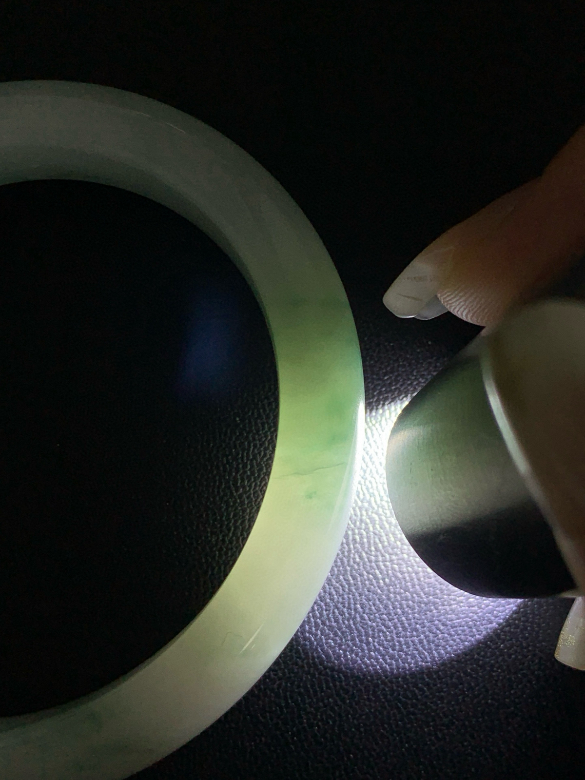 【冰飘花贵妃手镯】
抬手时绿意随光影流转仿佛腕间栖着一帧会动的江南水墨画微纹，54-12-7.5mm