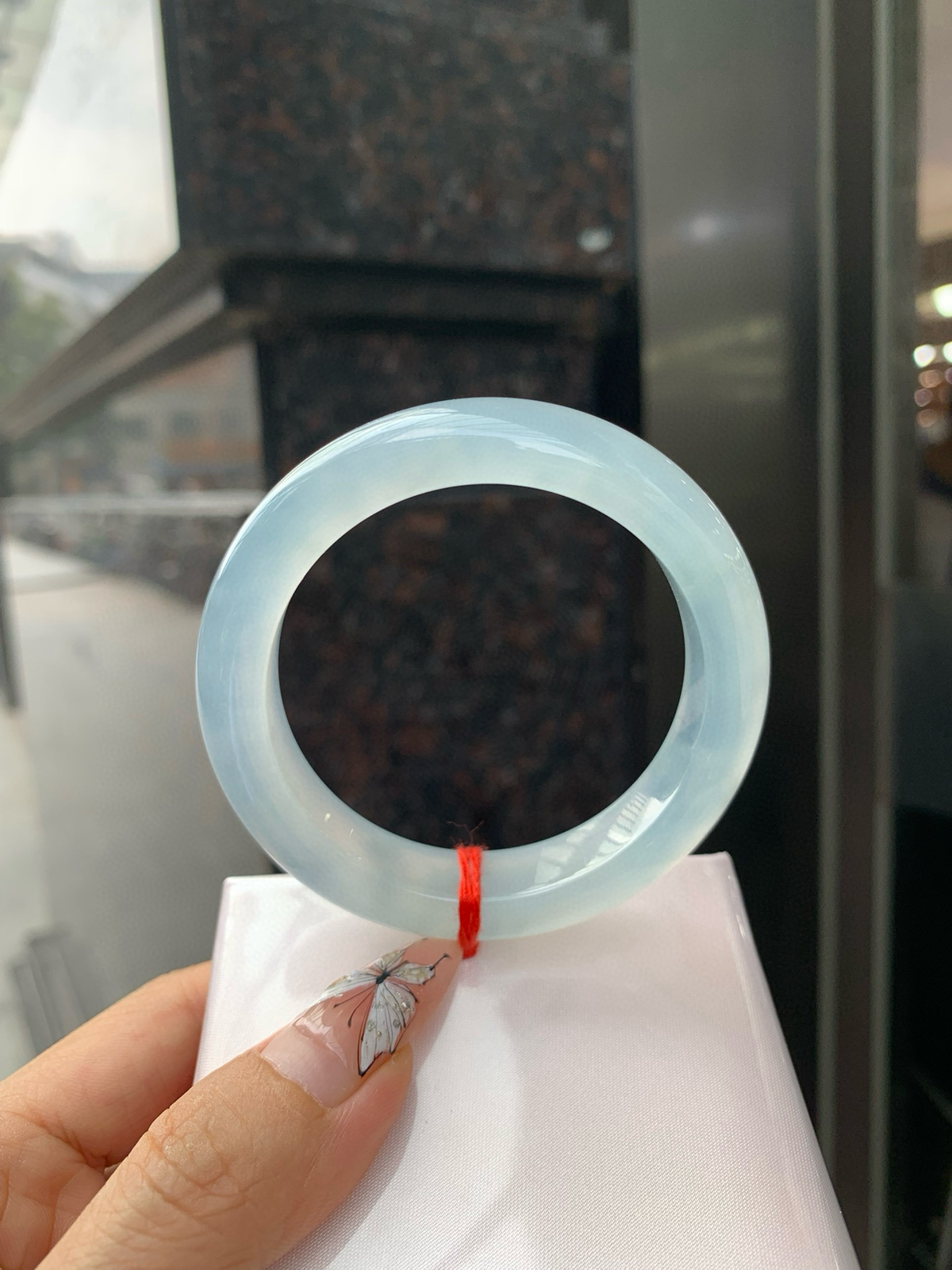 冰蓝正圈
53.3-8.7-12.9
打灯小细纹，底妆冰润细腻，千变万化的冰晴蓝底色，拥有海的颜色，却散发着星空的光芒，这是一只来自冰川蓝的清冷气质仙女镯。