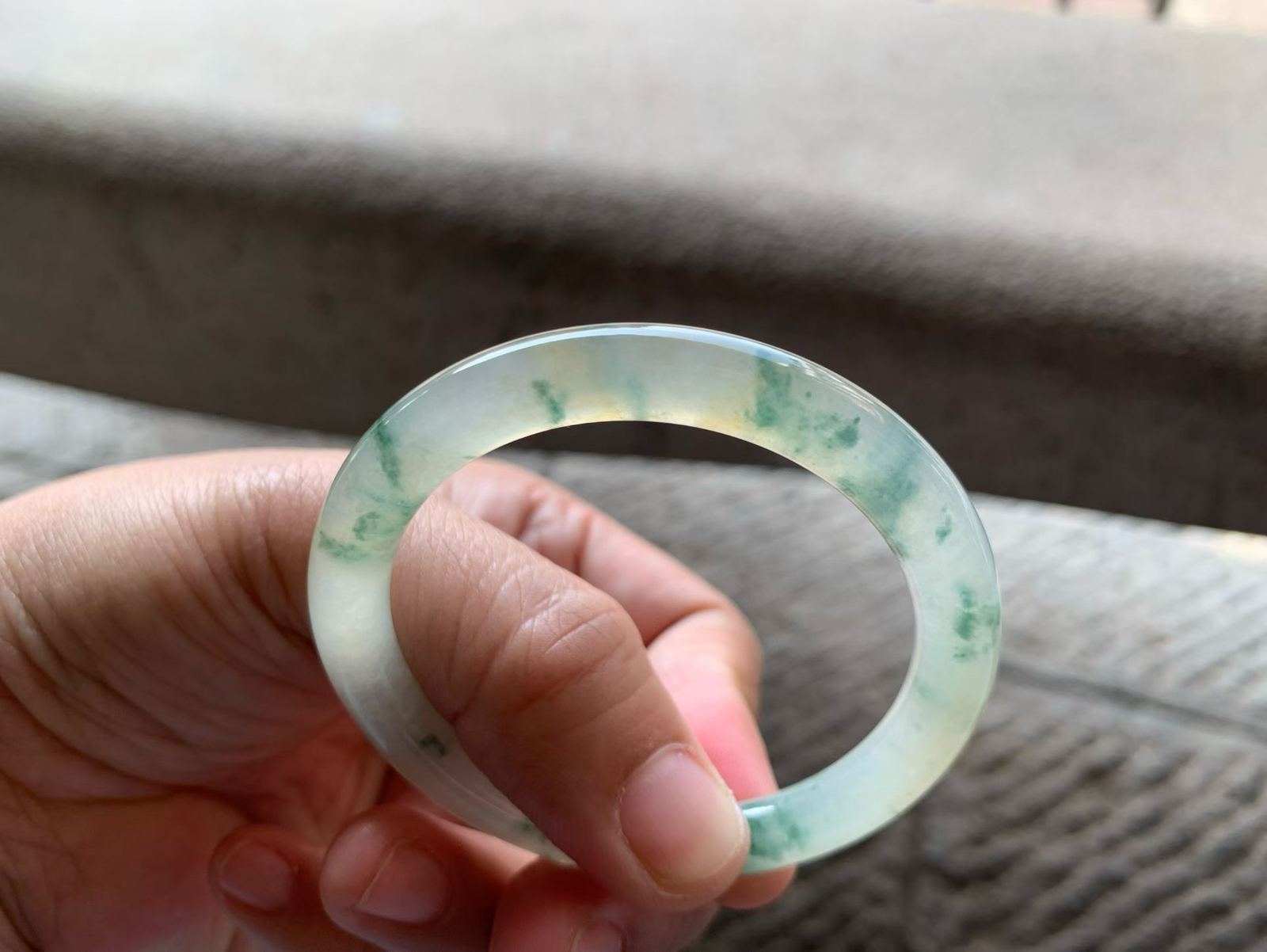 冰黄翡飘花圆条手镯
尺寸50*7*7.8 整体通体冰透，底子纯净细腻，水足充盈，胶润无比，花色灵气，清新雅致！