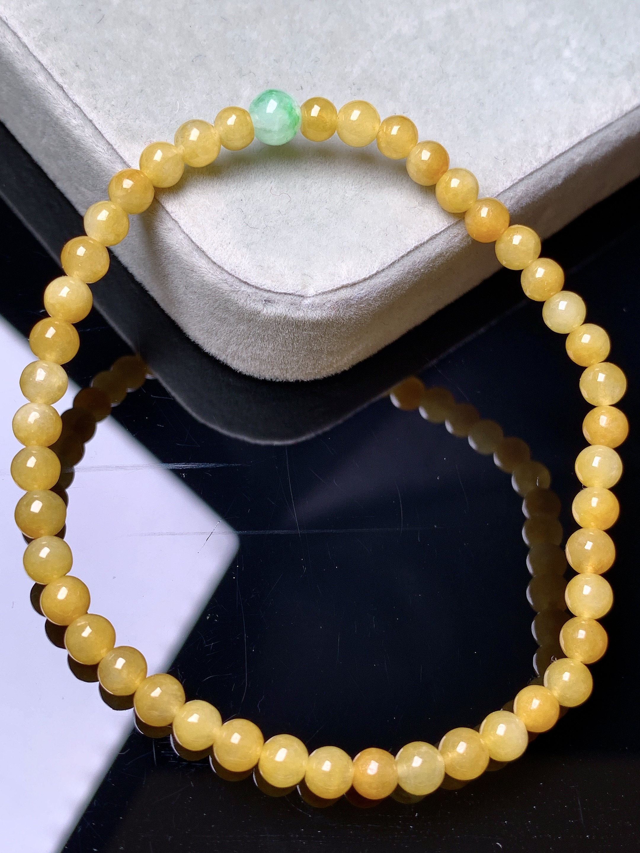 黄翡圆珠手链 玉质细腻 色泽艳丽清新 水润亮眼 整体尺寸4.3