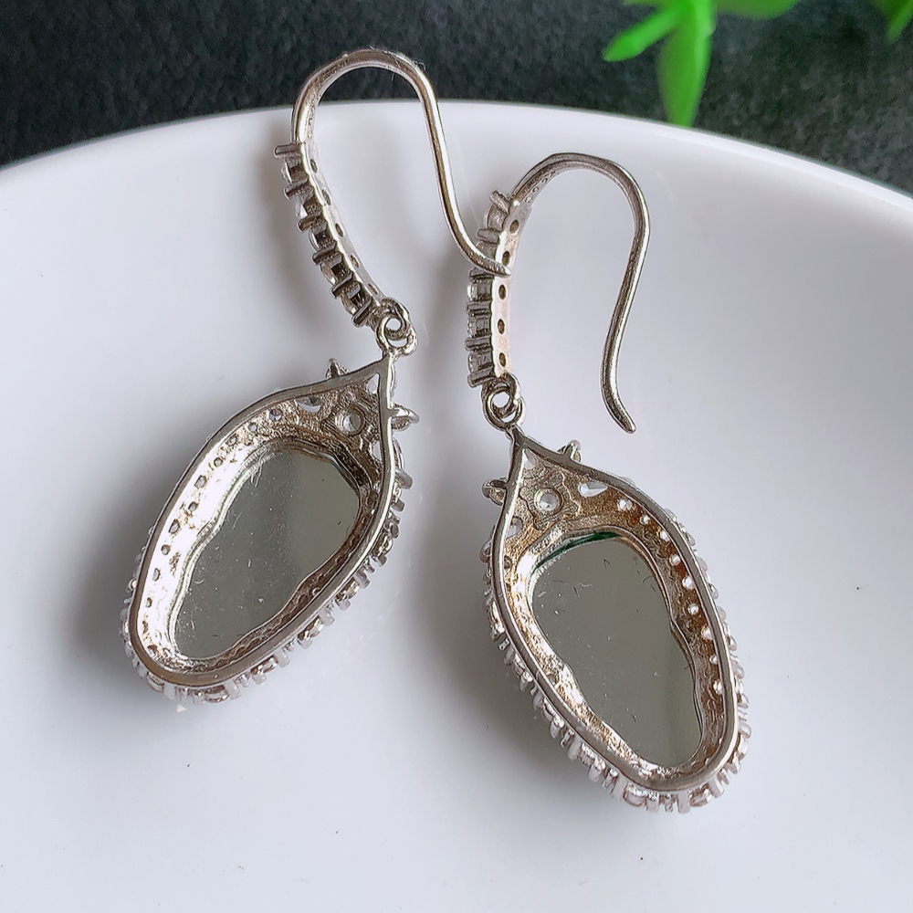 冰透满绿翡翠925银镶嵌金枝玉叶耳坠，自然光实拍，翠色灵动，颜色漂亮，种老水足，品相佳，佩戴佳品！W481.7 取一整体尺寸：40-12.5-6.2mm  裸石尺寸：14.6-9.2mm