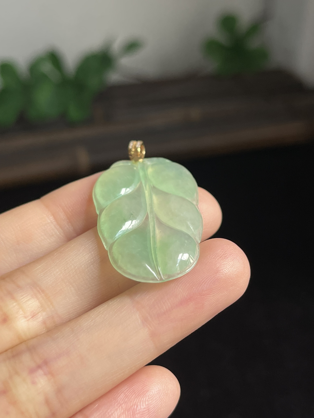 翡翠冰糯种绿色叶子，伴钻石