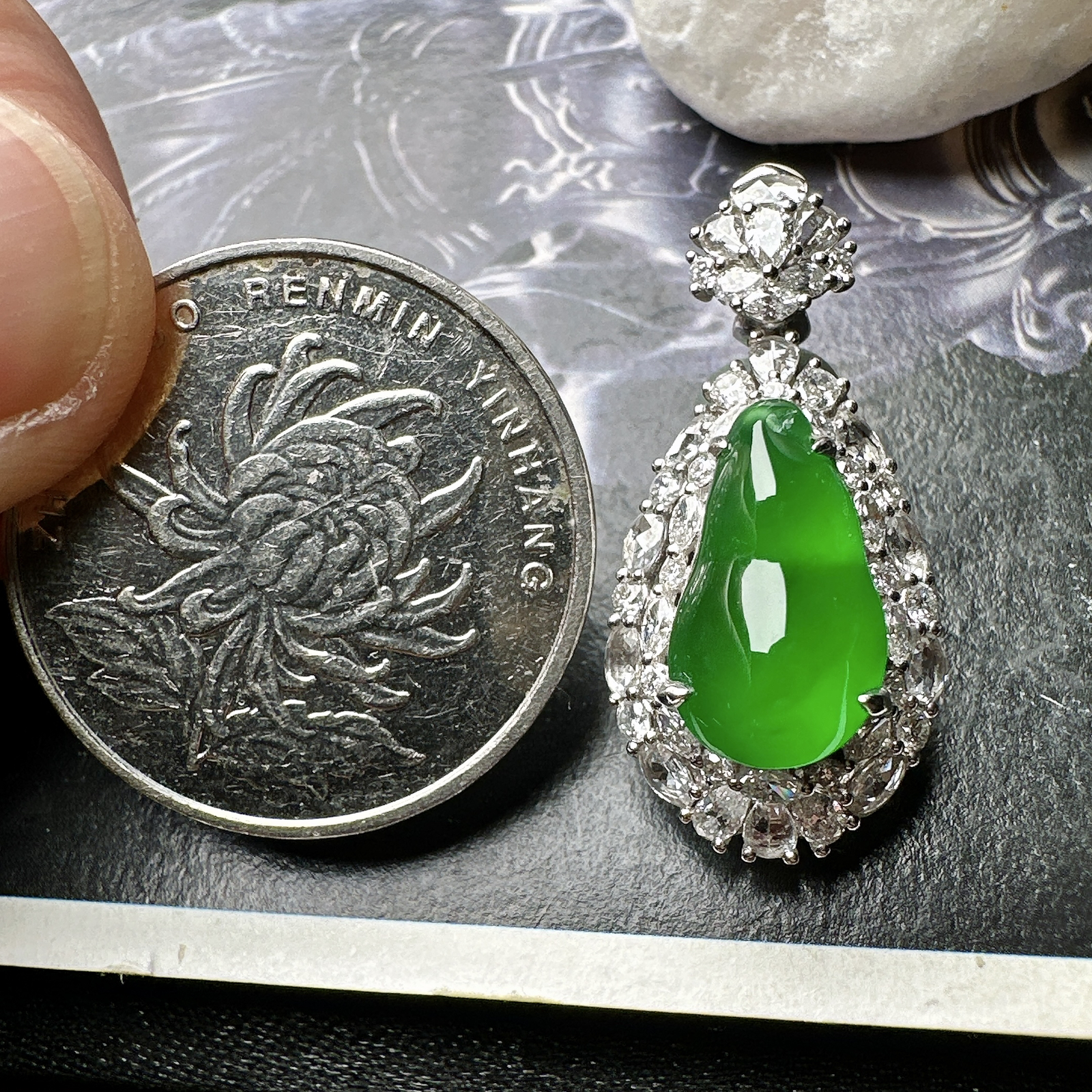 【冰种满绿葫芦吊坠】质地细腻，冰润起光，胶感强烈，冰感明显，18K金钻精美镶嵌，裸石尺寸14*8*3