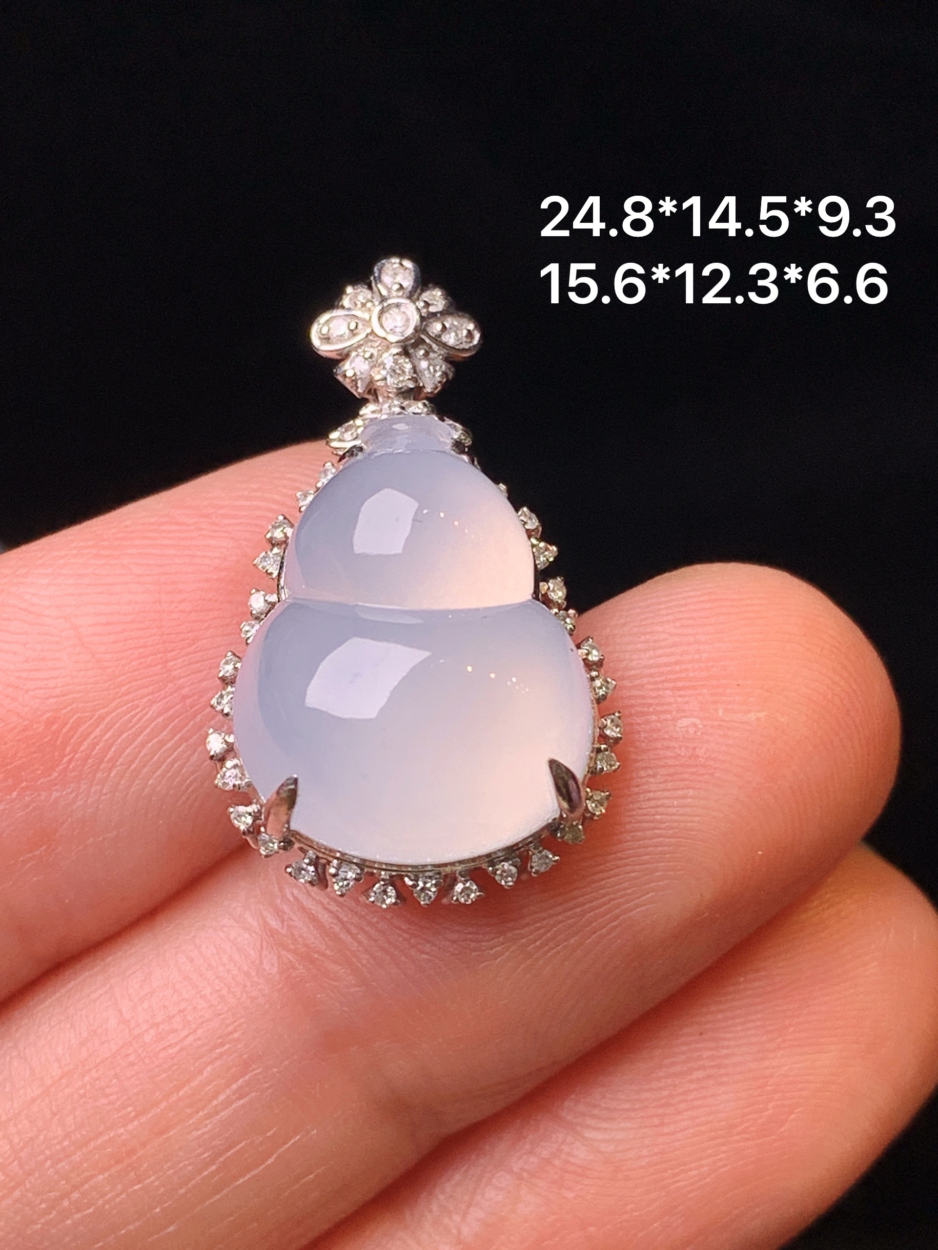 18k金钻镶嵌冰种葫芦吊坠 玉质细腻 色泽艳丽清新 水润亮眼 整体尺寸24.8*14.5*9.3