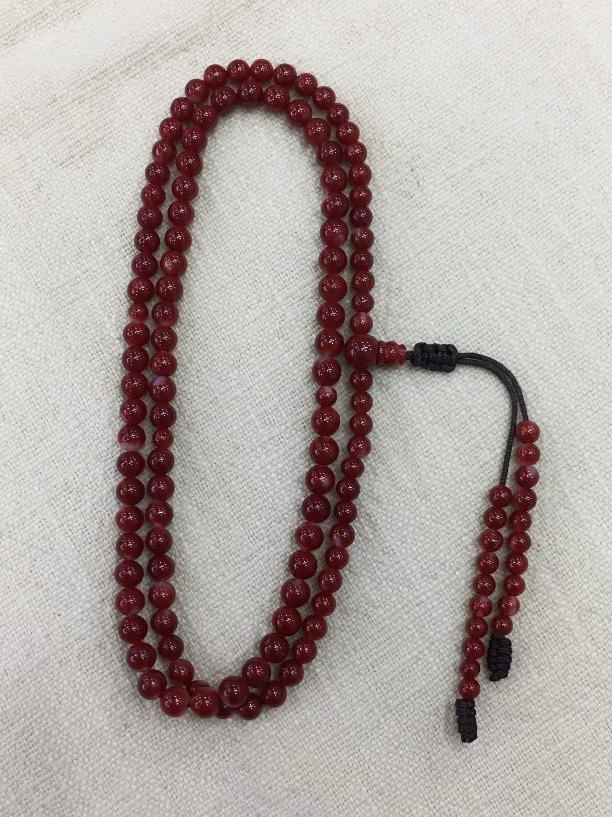 【阿卡赤血牛血红珊瑚108小5mm圆珠手链款】难得高瓷度，整条少白芯的阿卡圆珠。整条赤血牛血红颜色，