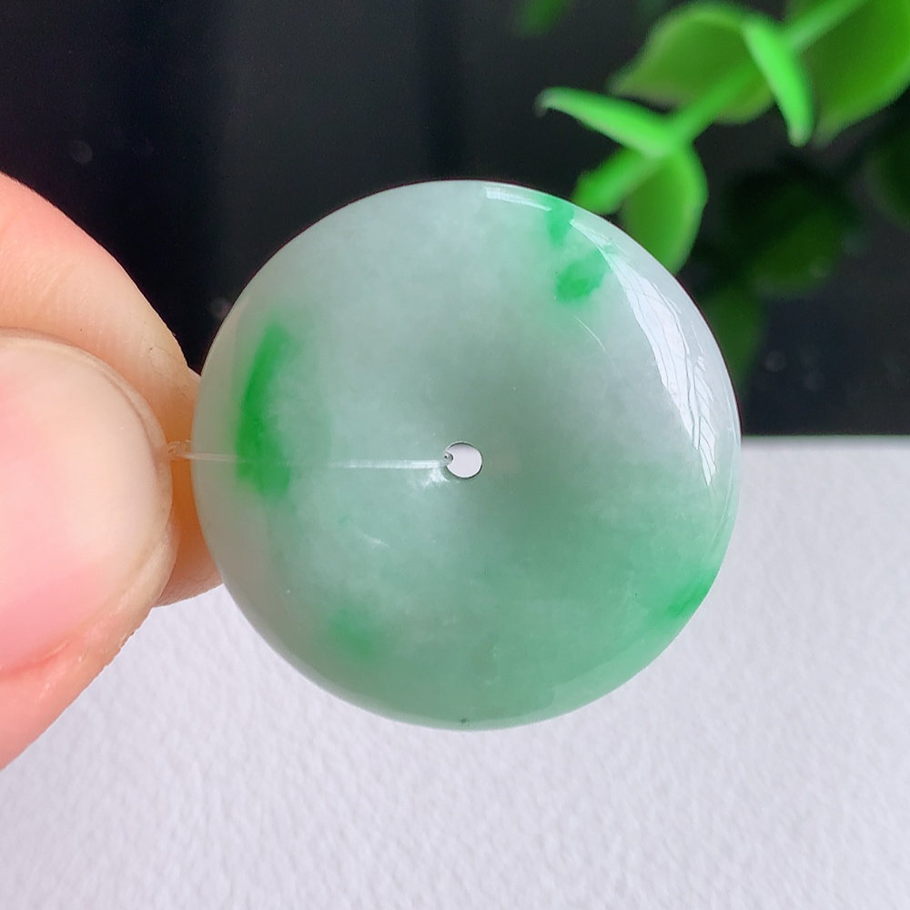 冰润飘绿平安扣吊坠，厚装饱满，冰润剔透，细腻水足，种质润泽，飘花灵动，佩戴优雅大气，W49.7   尺寸：23.8-5.8mm