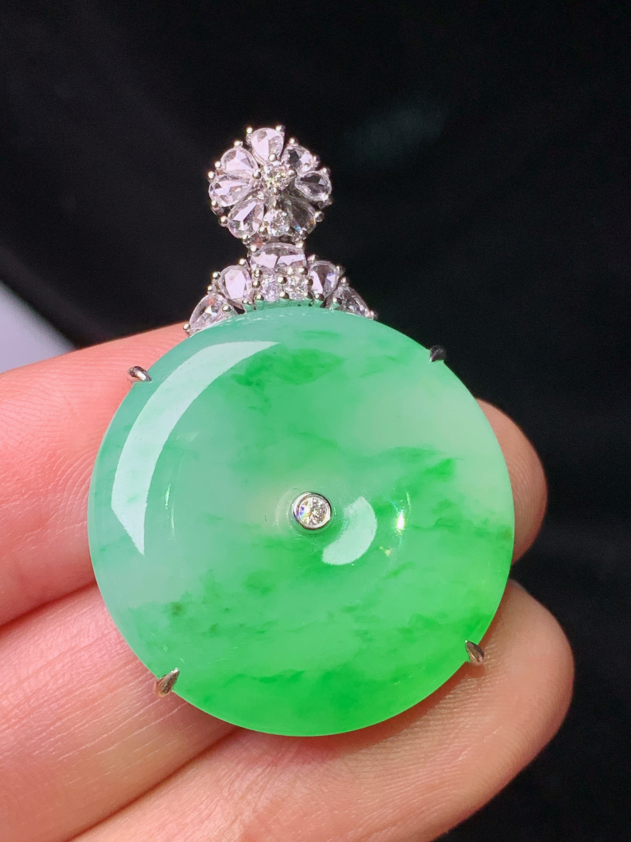 18k金钻镶嵌翠绿平安扣吊坠 玉质细腻 色泽艳丽清新 水润亮眼 整体尺寸37.8*26.2*6.5