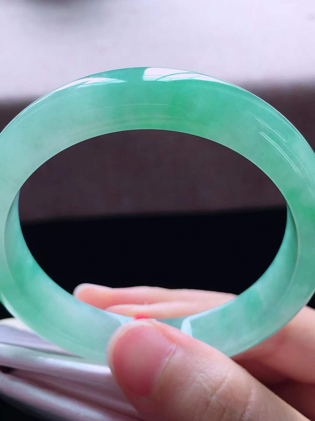 【翡翠名称】老种冰飘绿53.5正圈口手镯
【翡翠尺寸】53.5*12*7.5mm适合52.5-55正