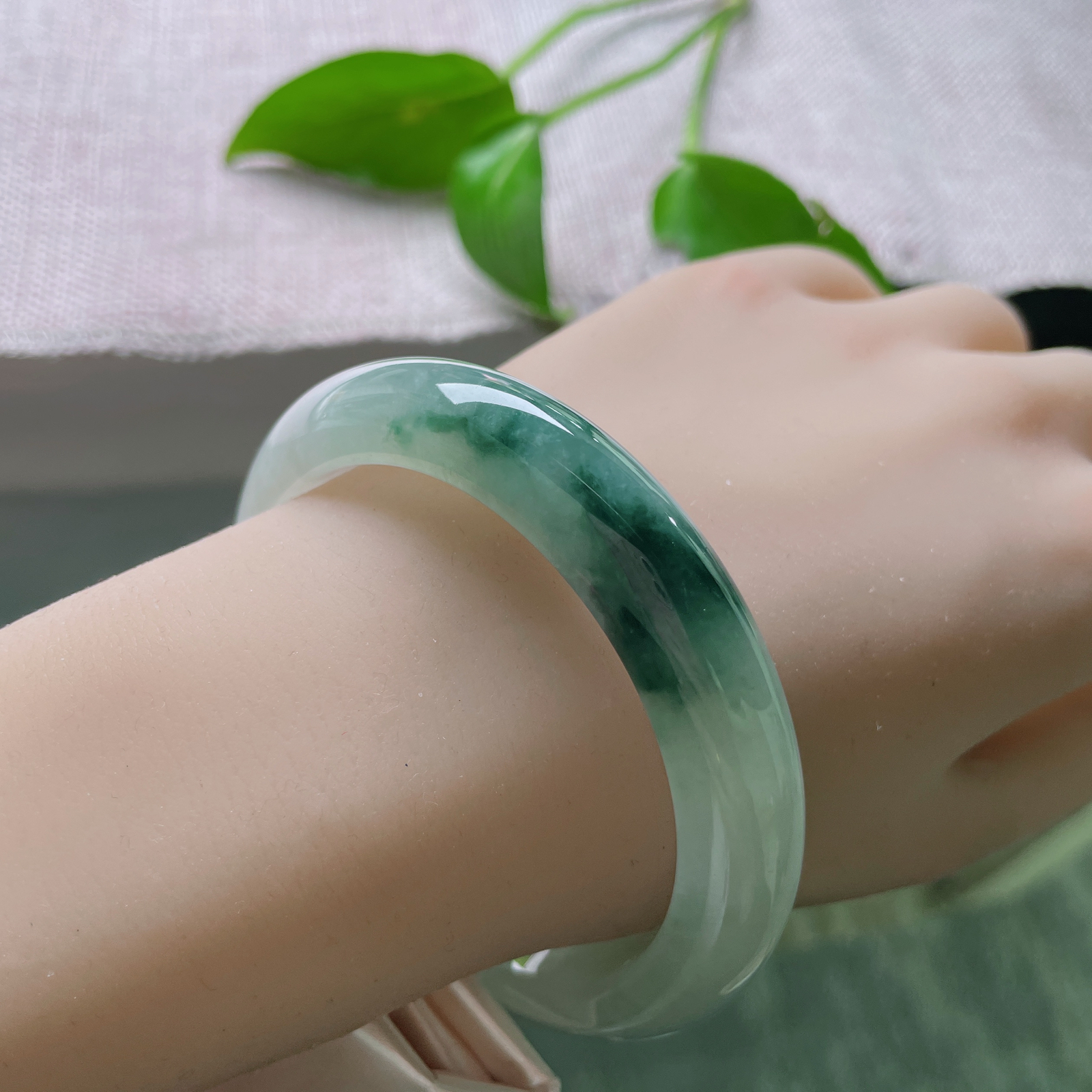 58.2/12/8.9飘花正圈，水润细腻，一抹蓝花，飘逸灵动，山水之间，一点棉线