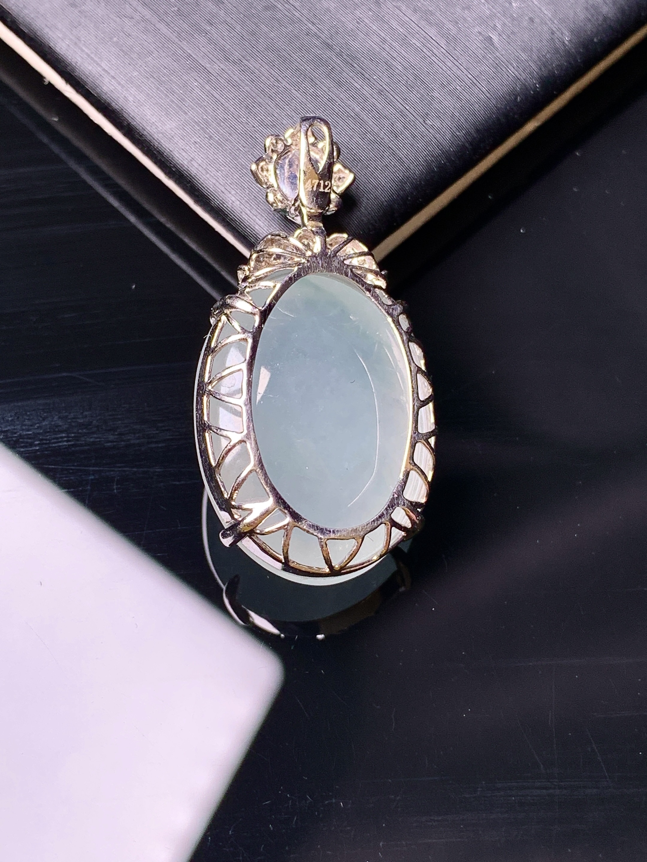 18k金钻镶嵌冰种蛋面吊坠 玉质细腻 色泽艳丽清新 水润亮眼 整体尺寸31*15.8*9.2