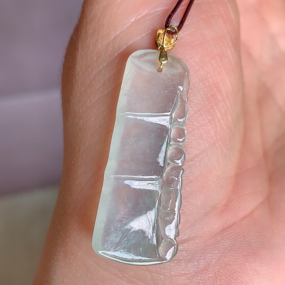 18k金扣高冰竹节翡翠吊坠，寓意“节节高升，官运亨通，前程似锦”竹节比喻美好品德，君子比德于玉，清秀高雅  W49.7  尺寸：37-15.2-3.8mm