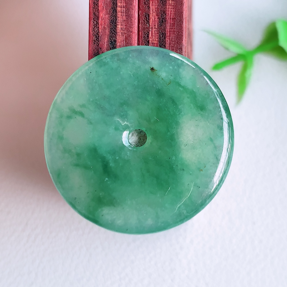 冰润飘花平安扣吊坠，厚装饱满，冰润剔透，细腻水足，种质润泽，飘花灵动，佩戴优雅大气，W140.7   尺寸：25.8-3.6mm