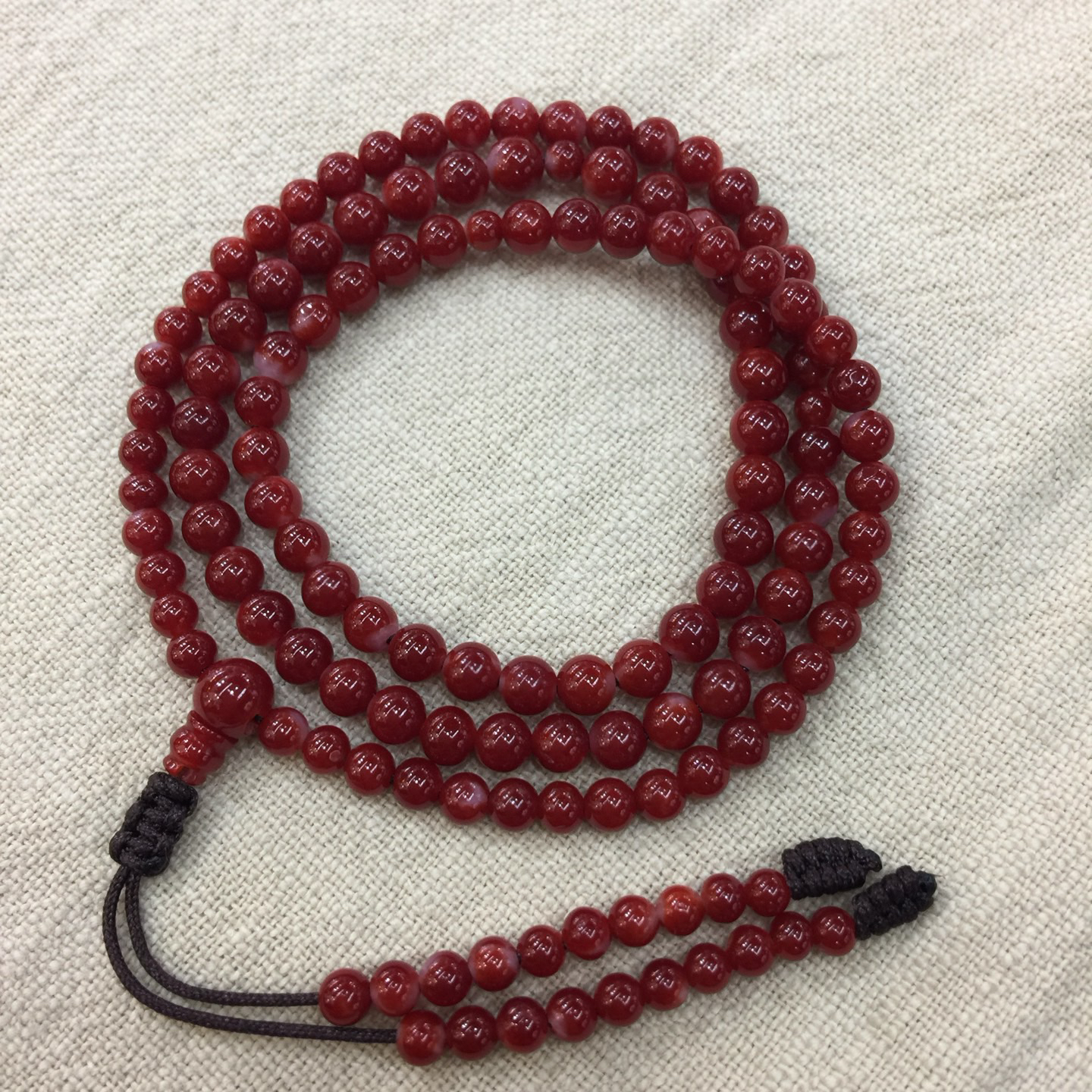 【阿卡赤血牛血红珊瑚108小5mm圆珠手链款】难得高瓷度，整条少白芯的阿卡圆珠。整条赤血牛血红颜色，珠子直径4.9-3.7mm，每颗珠子均为天然的珊瑚，珊瑚自古就为佛教珍宝，深海千年有机宝石！收藏价值高、可传承！重量13.17克！追求品质者的福音！实物漂亮！