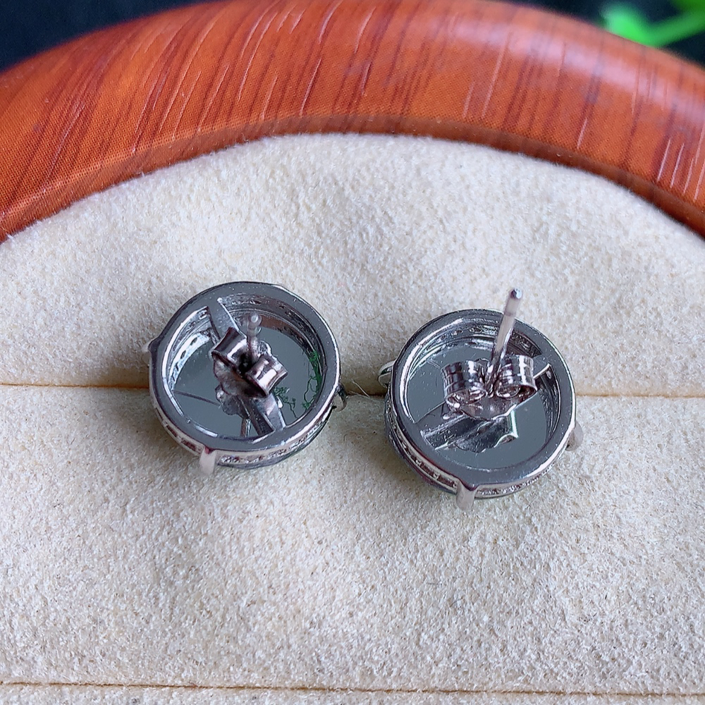 冰透满绿翡翠925银镶嵌耳钉，自然光实拍，翠色灵动，颜色漂亮，种老水足，品相佳，佩戴佳品！W481.7  取一尺寸：11.5-5.5mm  裸石尺寸：11.5mm