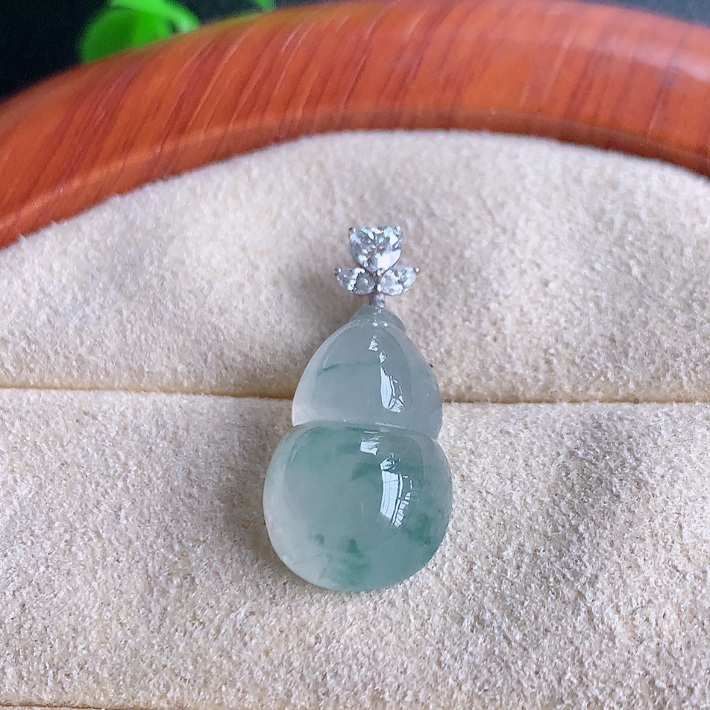 18k金伴钻冰润飘花葫芦翡翠吊坠  寓意“福禄双全，加官进爵，财源滚滚” 莹润通透，抱满大气  清新脱俗    W142.7  整体尺寸：21-10-5.8mm   裸石尺寸：16-10-5.8mm