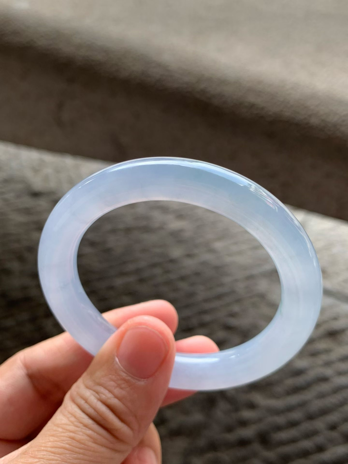 冰种紫罗兰飘花圆条手镯
尺寸51.5*9.8*9  整体冰透莹润质感，底子纯净细腻，胶胶润润的，水足充盈，光感清亮灵动，色泽均匀柔和，上手清透素雅，微细纹！