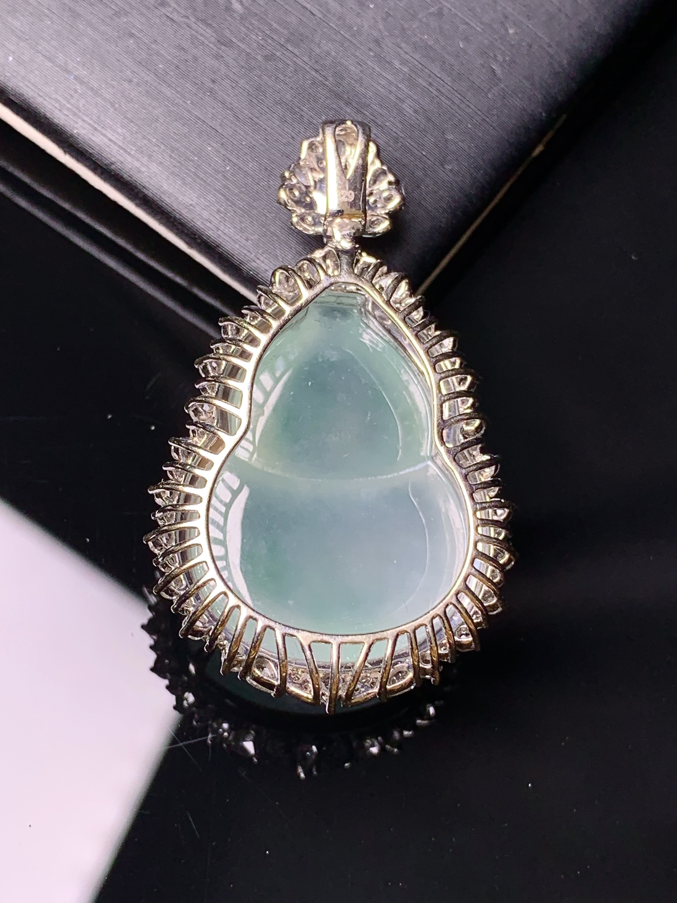 18k金钻镶嵌冰种葫芦吊坠 玉质细腻 色泽艳丽清新 水润亮眼 整体尺寸38*23.3*11.3