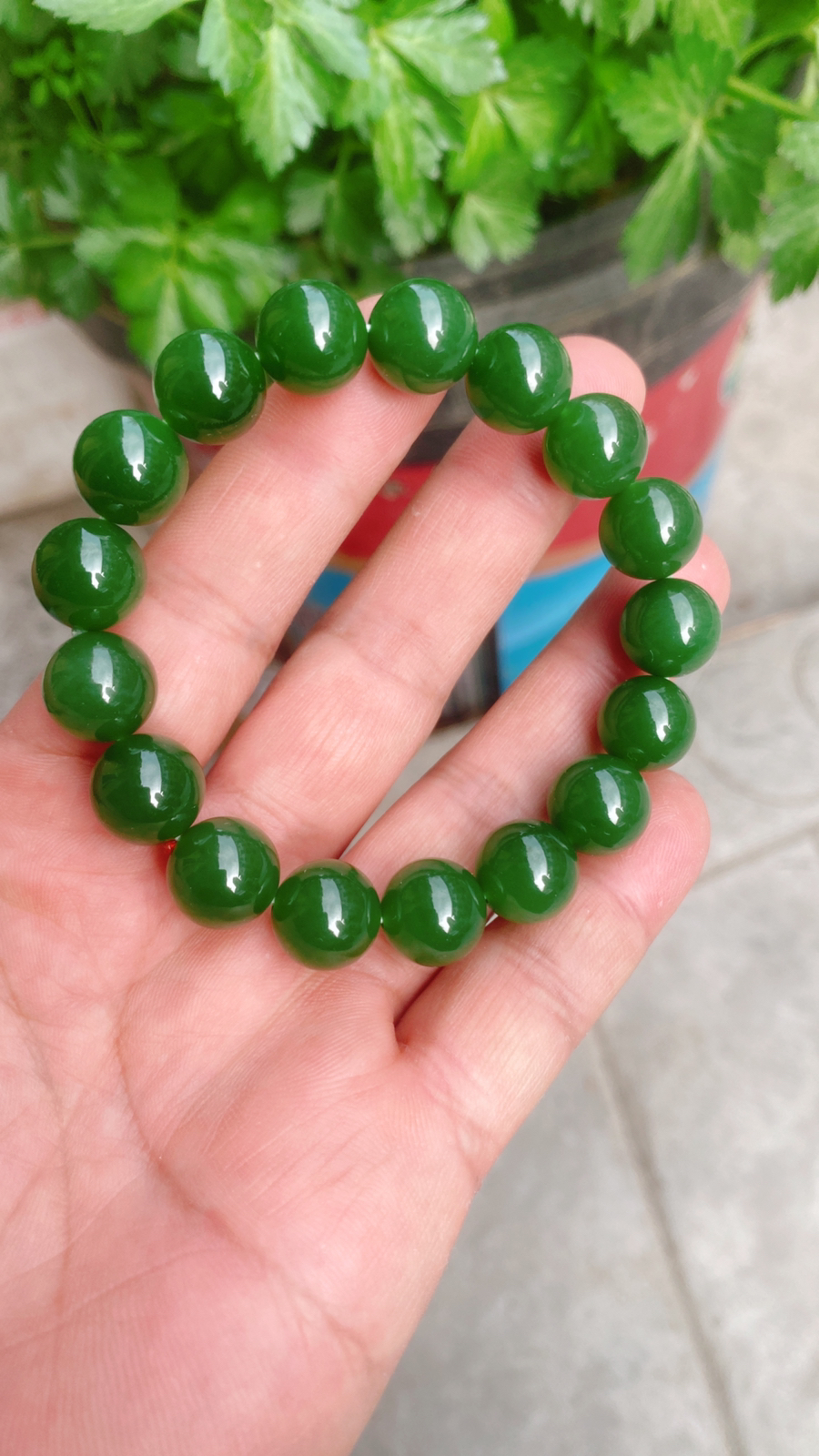 精品手串和田玉阳绿俄罗斯碧手串。单颗尺寸12重45.2克 玉质细腻油润底色纯净脂粉好品质好