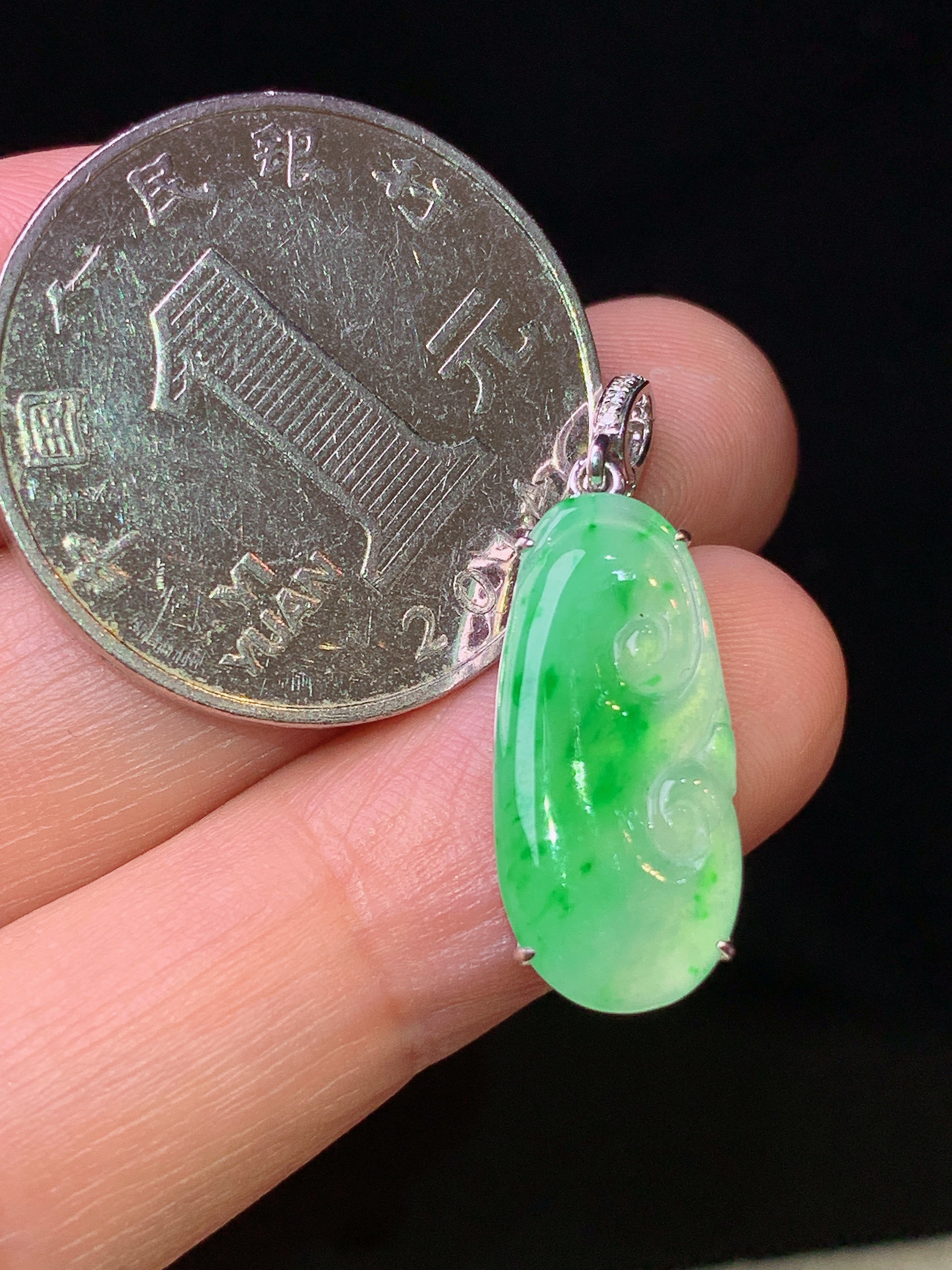 18k金钻镶嵌翠绿如意吊坠 玉质细腻 色泽艳丽清新 水润亮眼 整体尺寸26.8*9*3.8