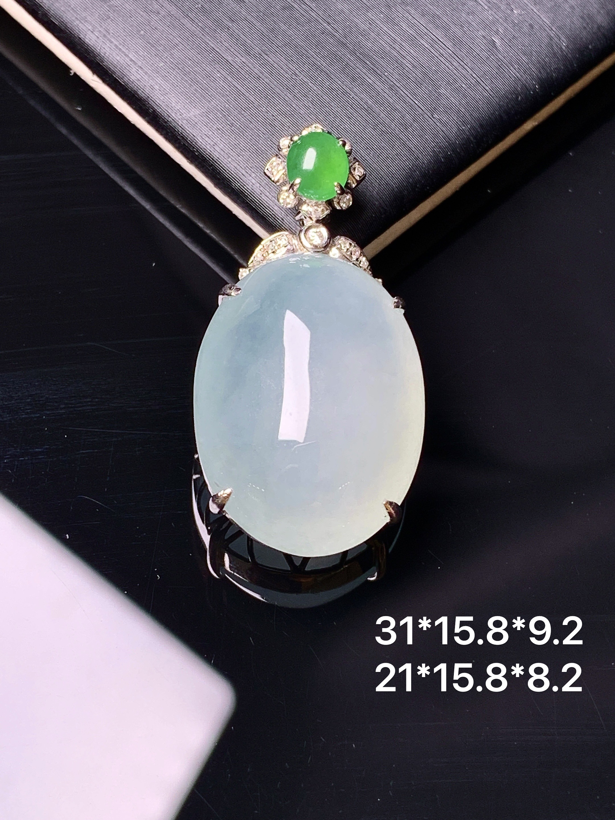 18k金钻镶嵌冰种蛋面吊坠 玉质细腻 色泽艳丽清新 水润亮眼 整体尺寸31*15.8*9.2