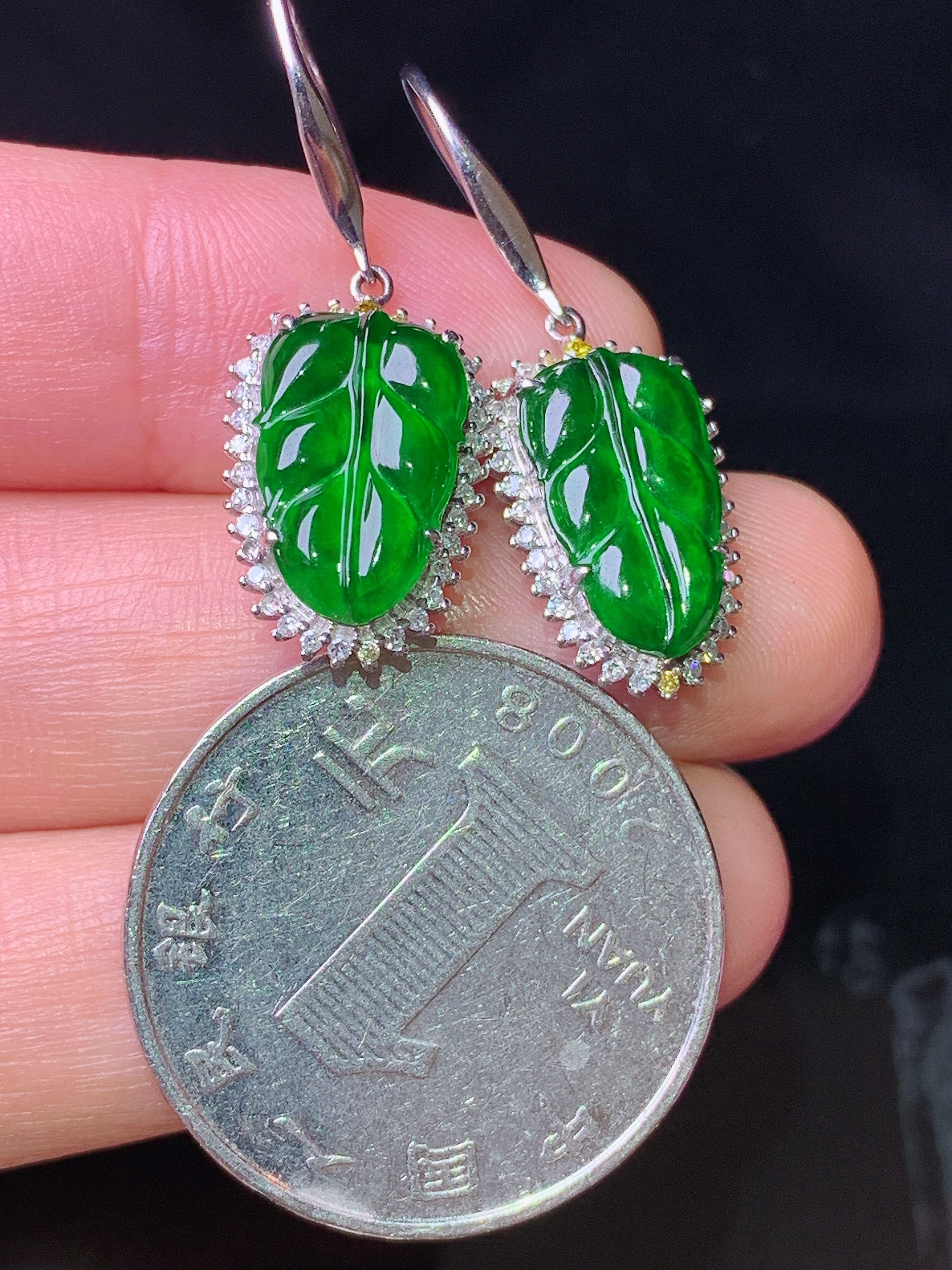 18k金钻镶嵌满绿树叶吊坠 玉质细腻 色泽艳丽清新 水润亮眼 整体尺寸30.5*10.6*5.5