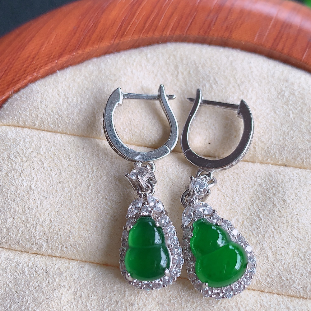 冰透满绿翡翠925银镶葫芦耳坠，自然光实拍，翠色灵动，颜色漂亮，种老水足，品相佳，佩戴佳品！W481