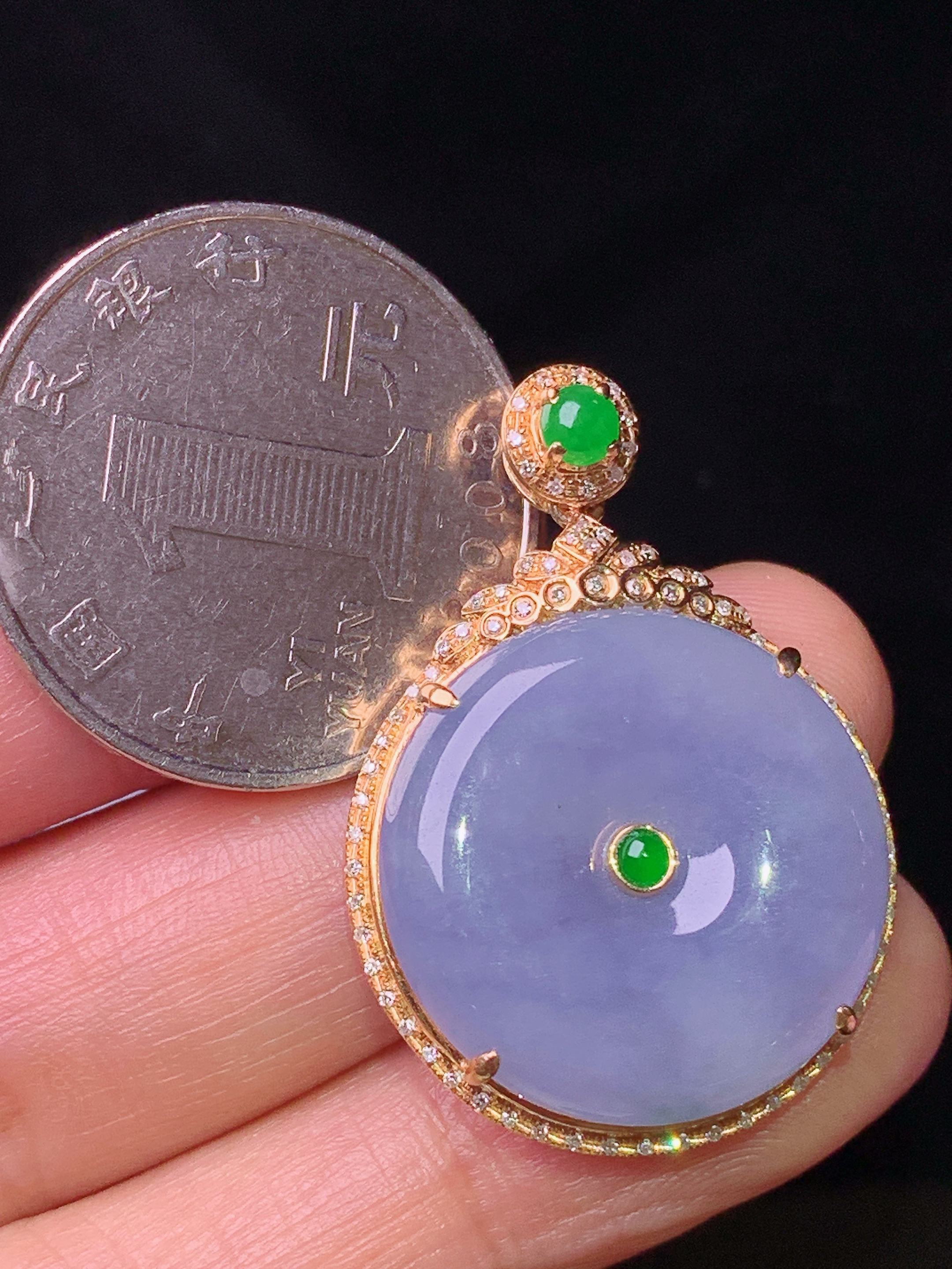 18k金钻镶嵌紫罗兰平安扣吊坠 玉质细腻 色泽艳丽清新 水润亮眼 整体尺寸33.2*23.2*7.2