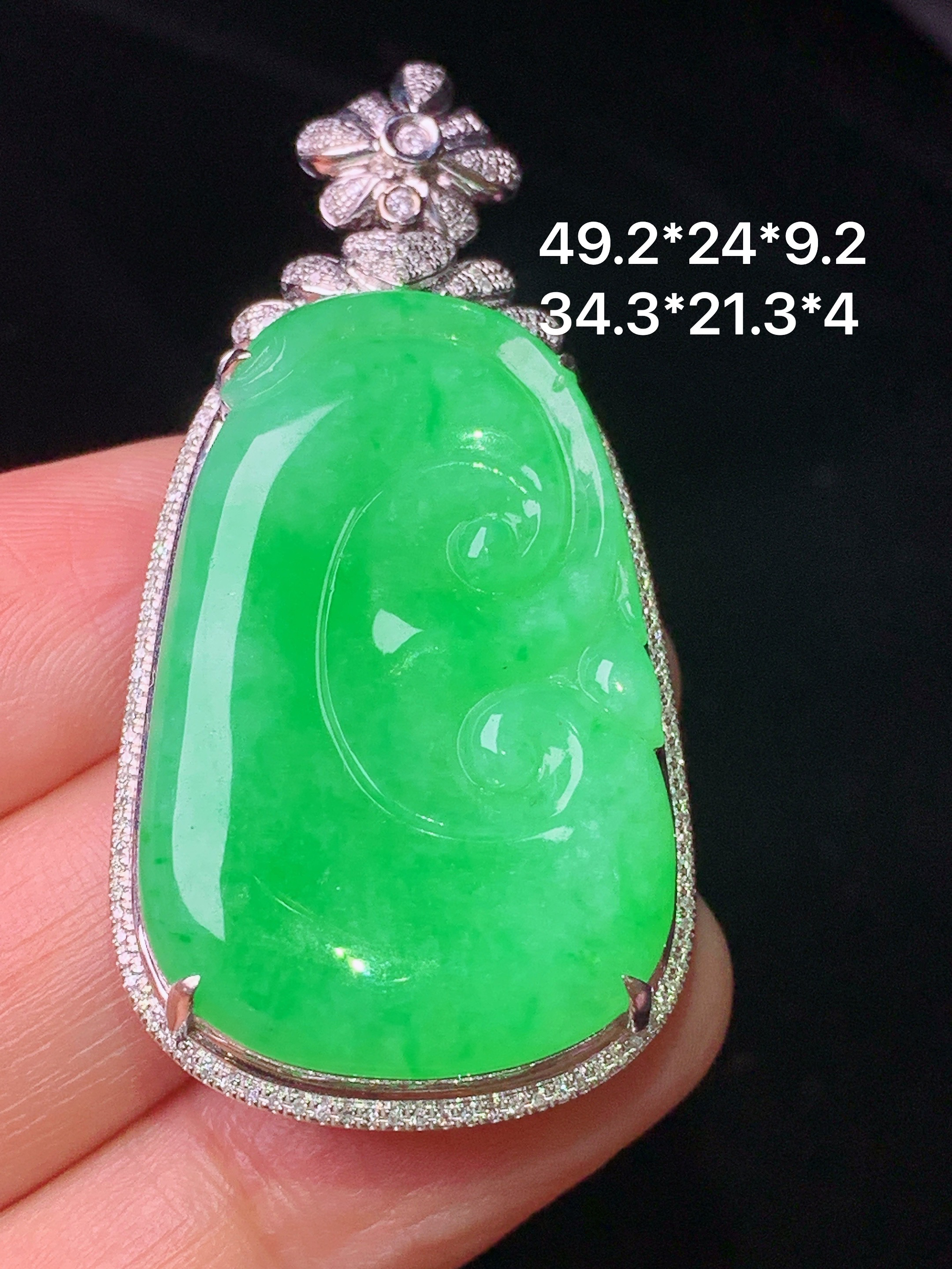 18k金钻镶嵌翠绿如意吊坠 玉质细腻 色泽艳丽清新 水润亮眼 整体尺寸49.2*24*9.2