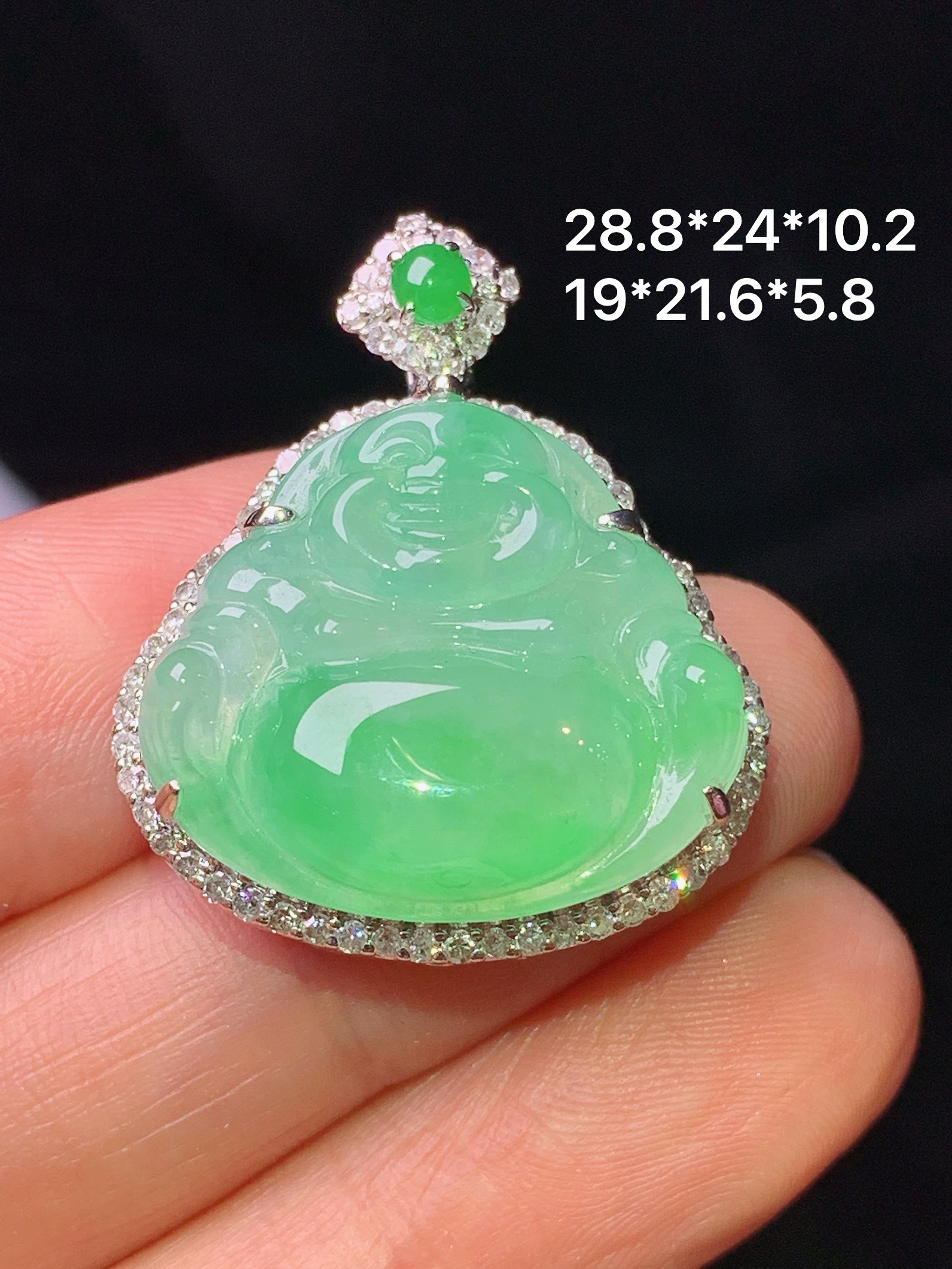18k金钻镶嵌翠绿佛公吊坠 玉质细腻 色泽艳丽清新 水润亮眼 整体尺寸28.8*24*10.2