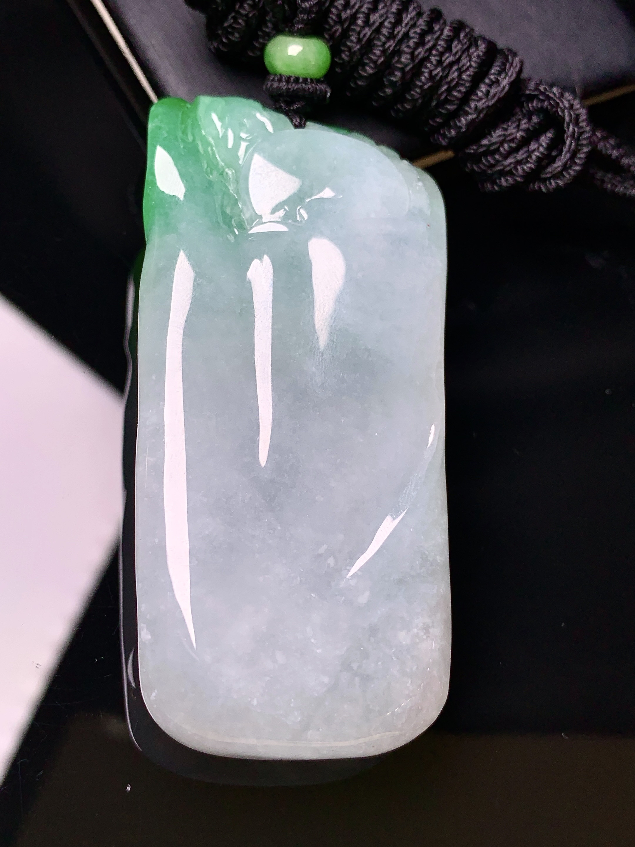 飘绿观音菩萨吊坠 玉质细腻 色泽艳丽清新 水润亮眼 整体尺寸64.2*30*11.8