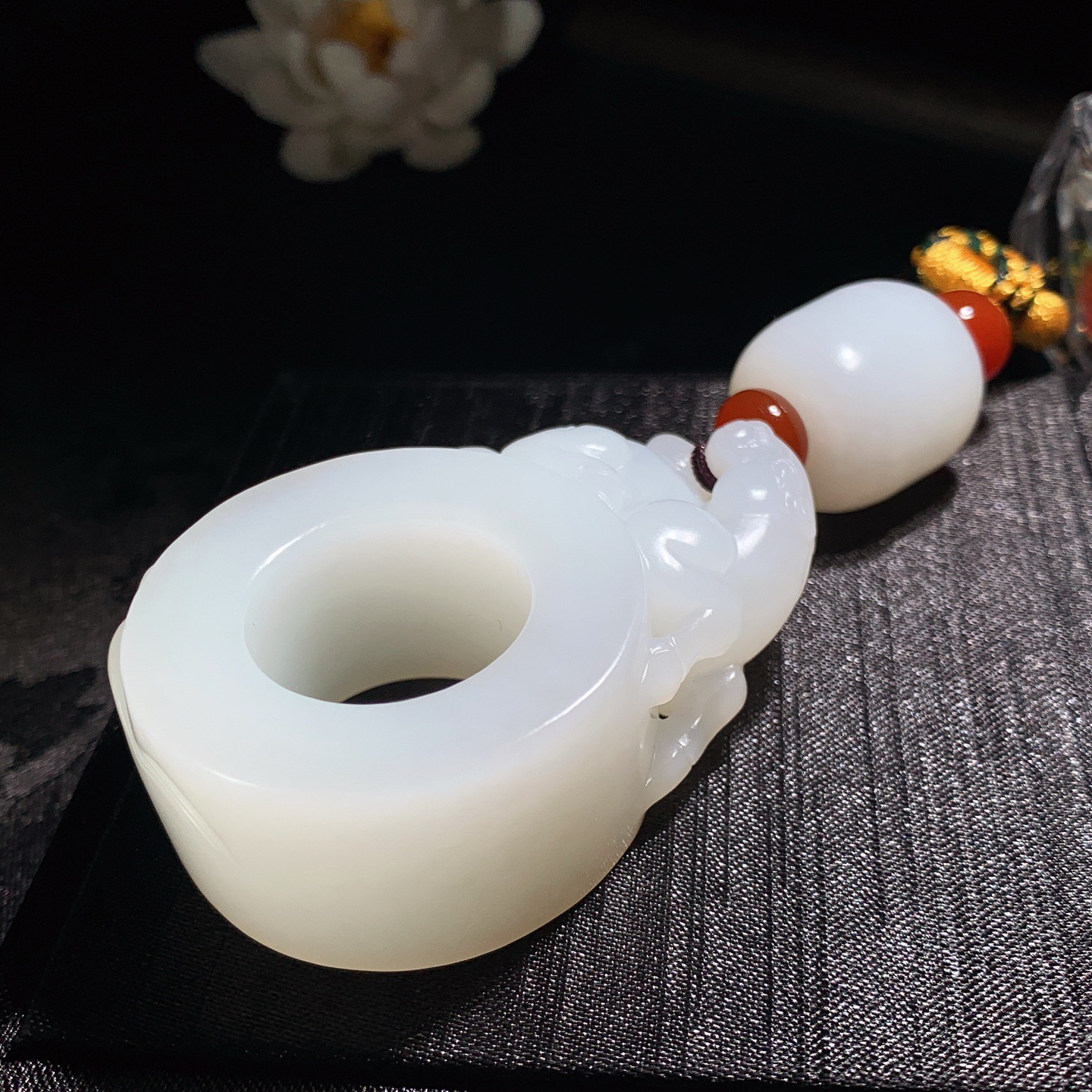 新疆和田玉羊脂白马到成功扳指把件 内径23尺寸61/41/20重101.8克 玉质细腻油润 底色纯净