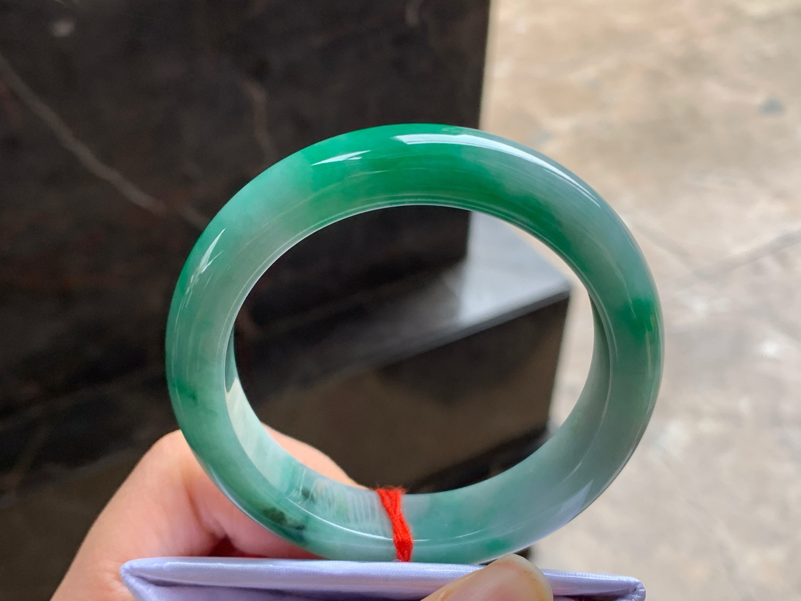 53.5-12.4-9

浓绿色手镯^_^颜色鲜艳 玉质温润