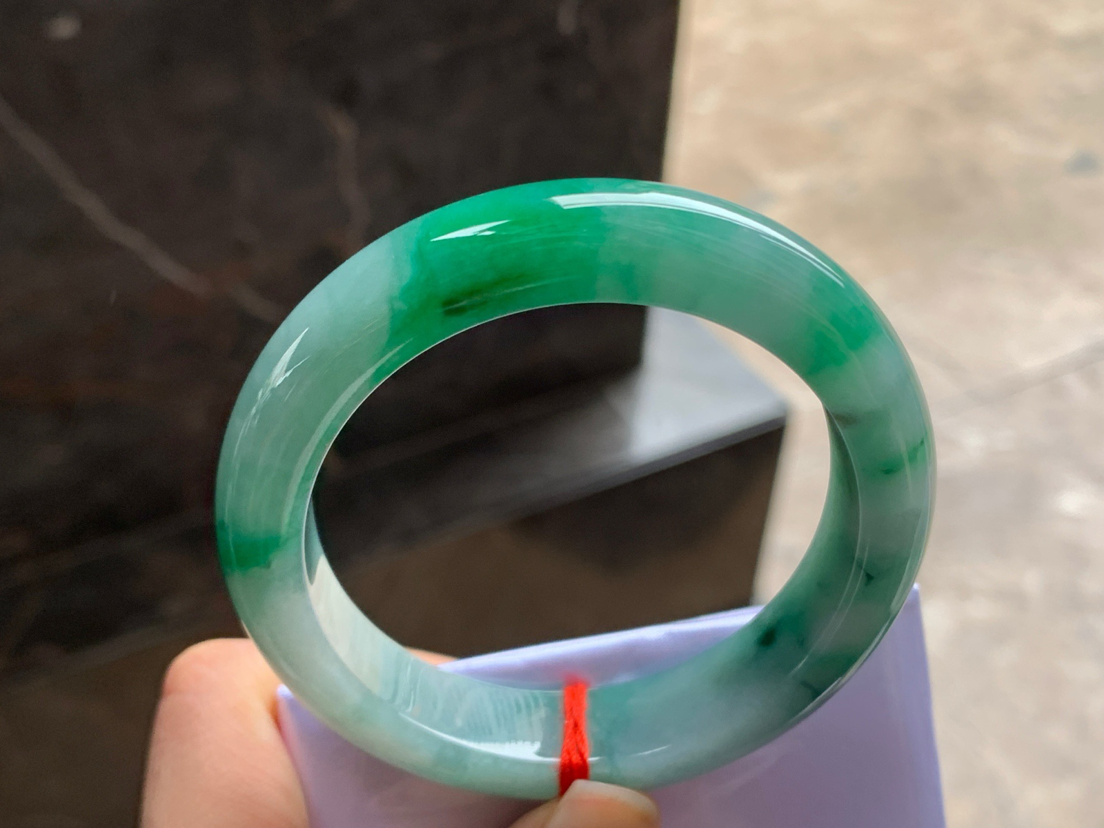 53.5-12.4-9

浓绿色手镯^_^颜色鲜艳 玉质温润