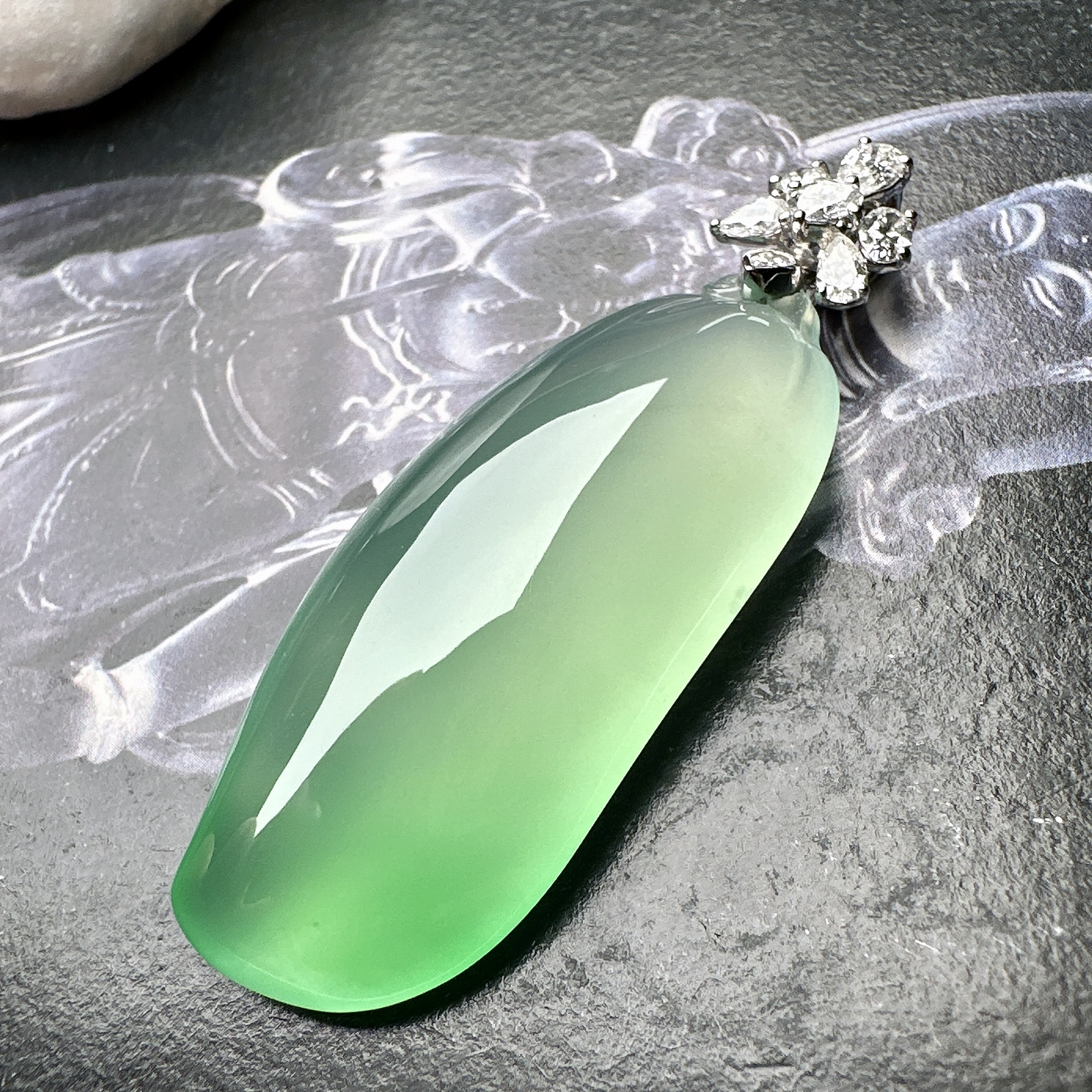 【冰种飘绿福瓜吊坠】种水上乘，晶莹剔透，纯净通透，18k金钻精美镶嵌，裸石尺寸42.8*18.7*9毫米