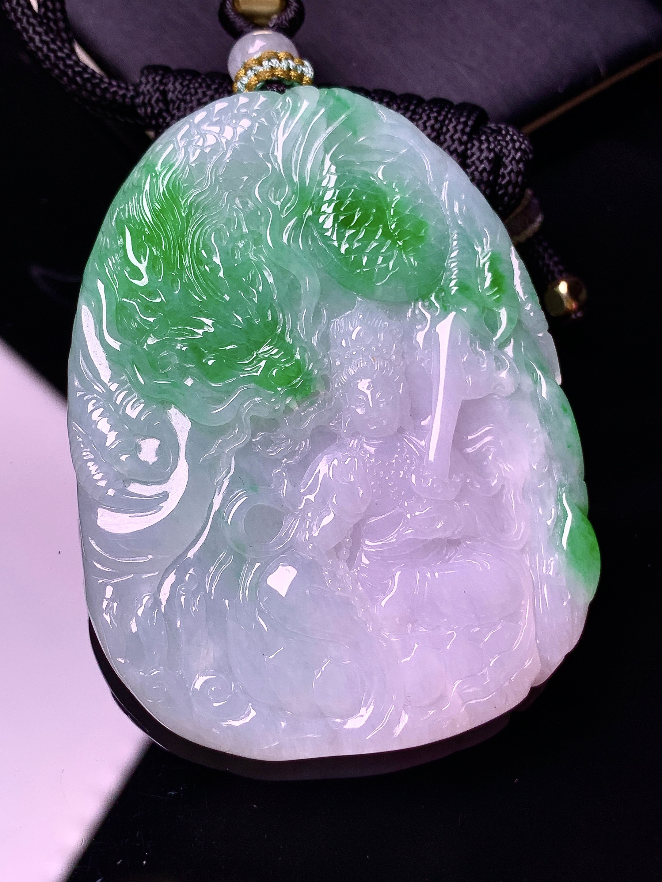 飘绿乘龙观音菩萨吊坠 玉质细腻 色泽艳丽清新 水润亮眼 整体尺寸57.8*44.5*6.2