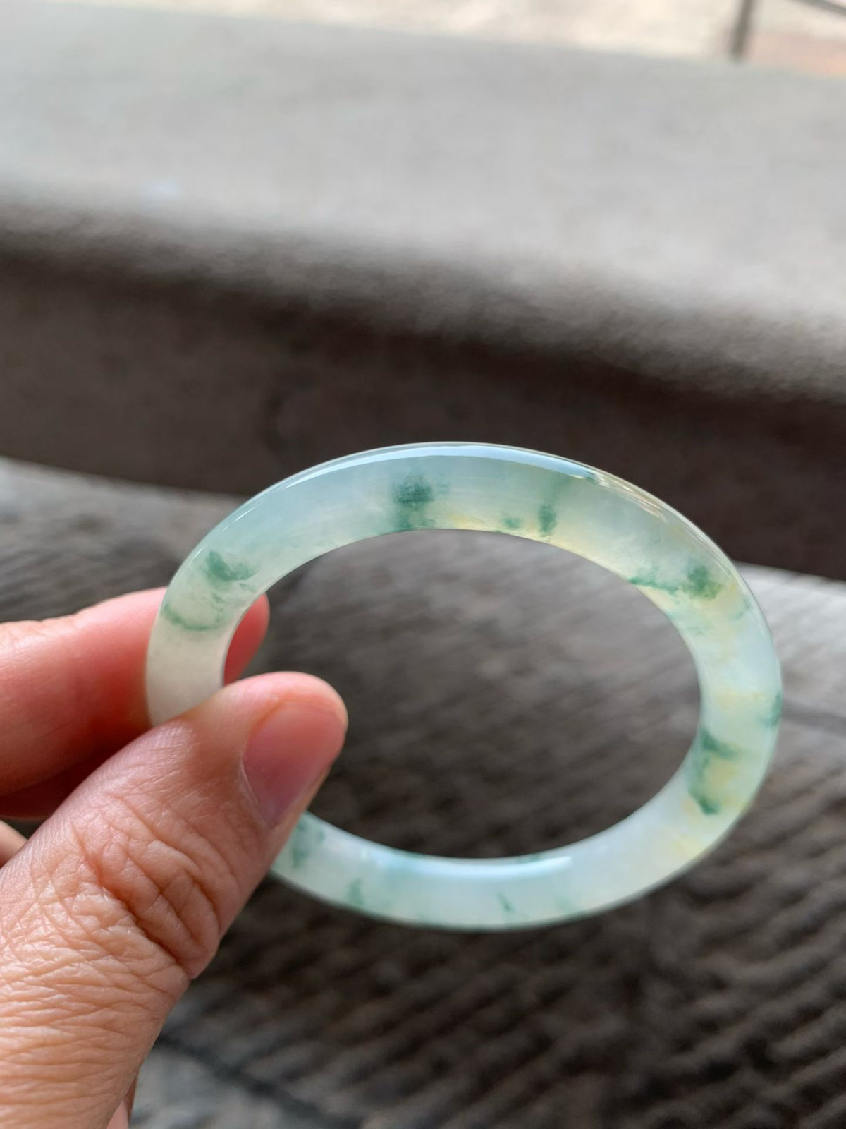 冰黄翡飘花圆条手镯
尺寸50*7*7.8 整体通体冰透，底子纯净细腻，水足充盈，胶润无比，花色灵气，清新雅致！