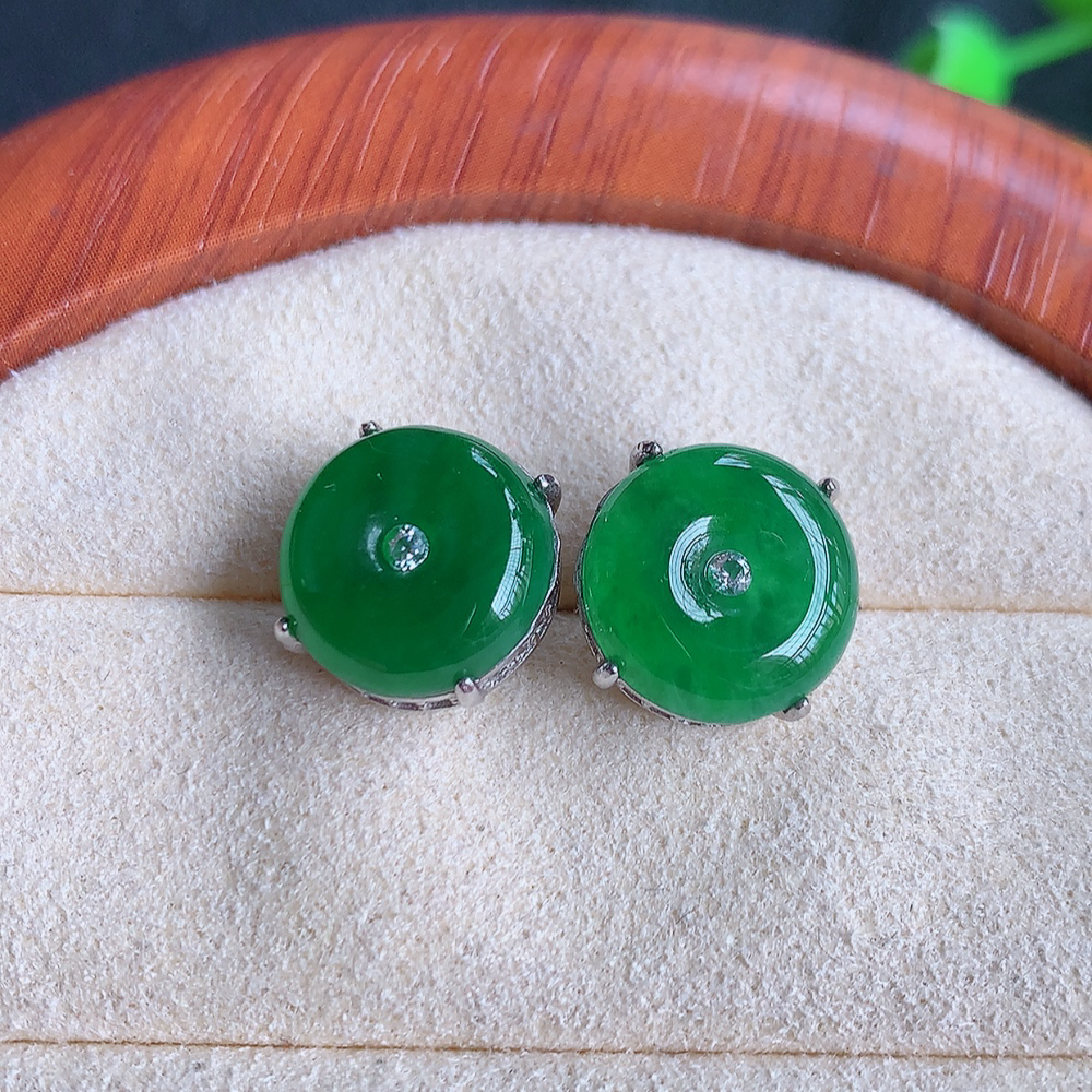冰透满绿翡翠925银镶嵌耳钉，自然光实拍，翠色灵动，颜色漂亮，种老水足，品相佳，佩戴佳品！W481.7  取一尺寸：11.5-5.5mm  裸石尺寸：11.5mm