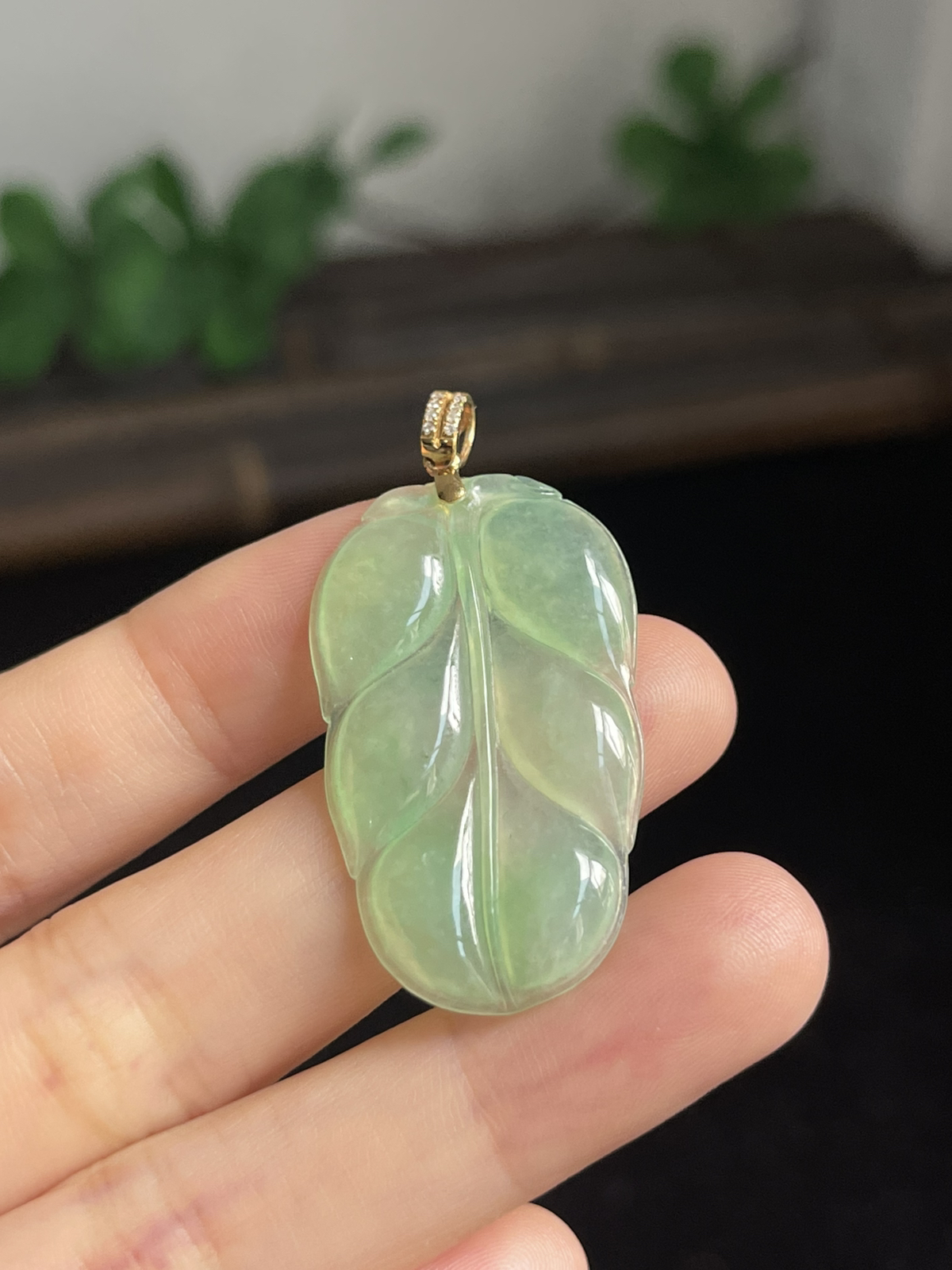 翡翠冰糯种绿色叶子，伴钻石